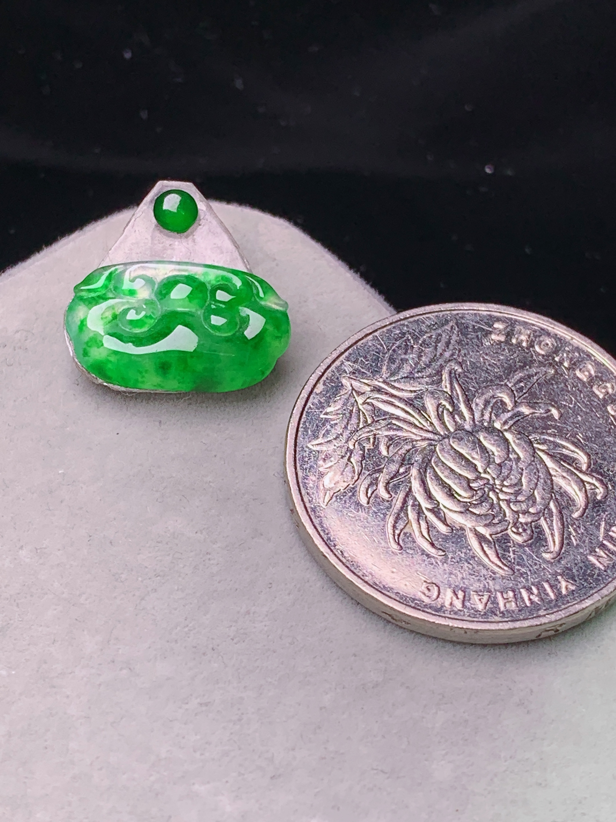 镶嵌款 翠绿如意玉质细腻 色泽艳丽清新 水润亮眼 整体尺寸8.3*14.8*2.5*2x