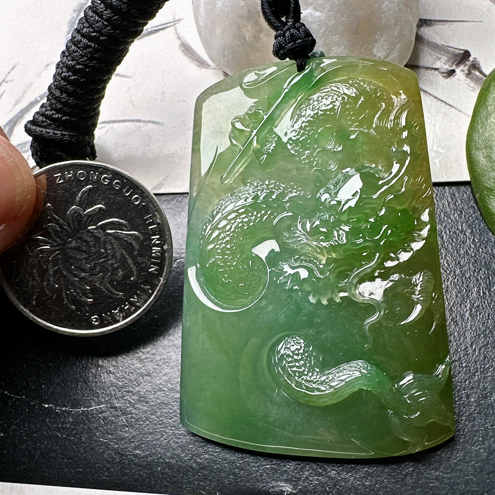 【冰种黄加绿龙牌】冰润细腻，冰感好，质地很不错。雕工精细，佩戴效果好，背面一刀切