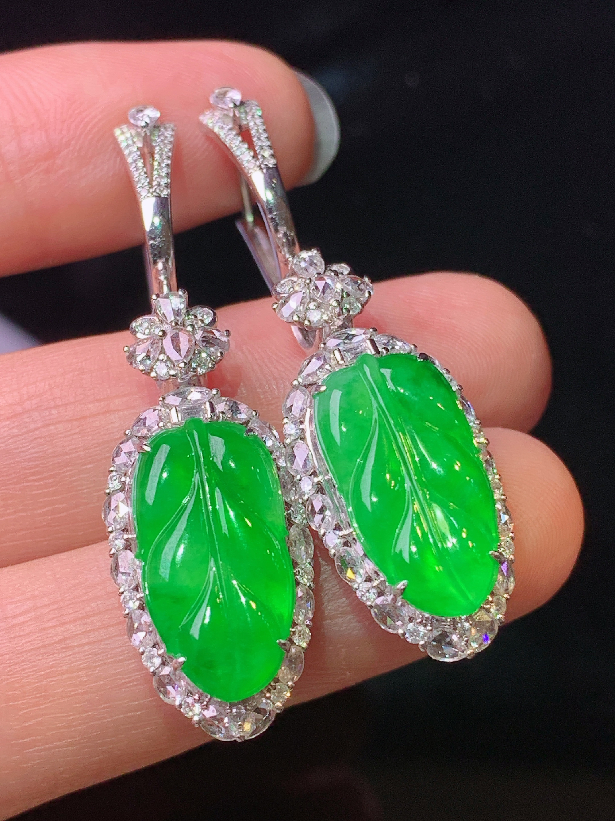 18k金钻镶嵌满绿树叶耳坠 玉质细腻 色泽艳丽清新 水润亮眼 整体尺寸45.2*12.3*8.2m5