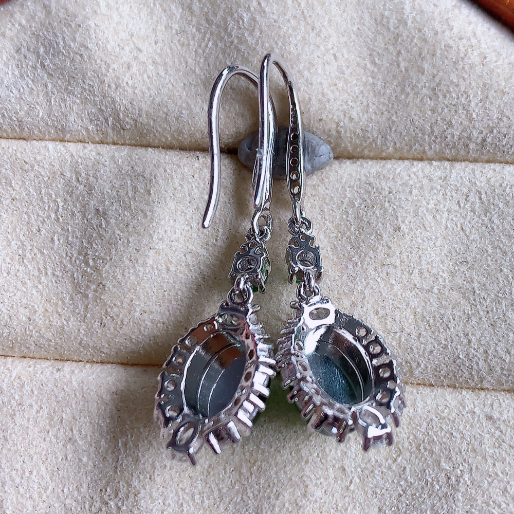 冰满绿翡翠925银镶嵌耳钉，自然光实拍，翠色灵动，颜色漂亮，种老水足，品相佳，佩戴佳品！W502.28  取一整体尺寸：14.5-9.5-6mm  裸石尺寸：8-5.8mm