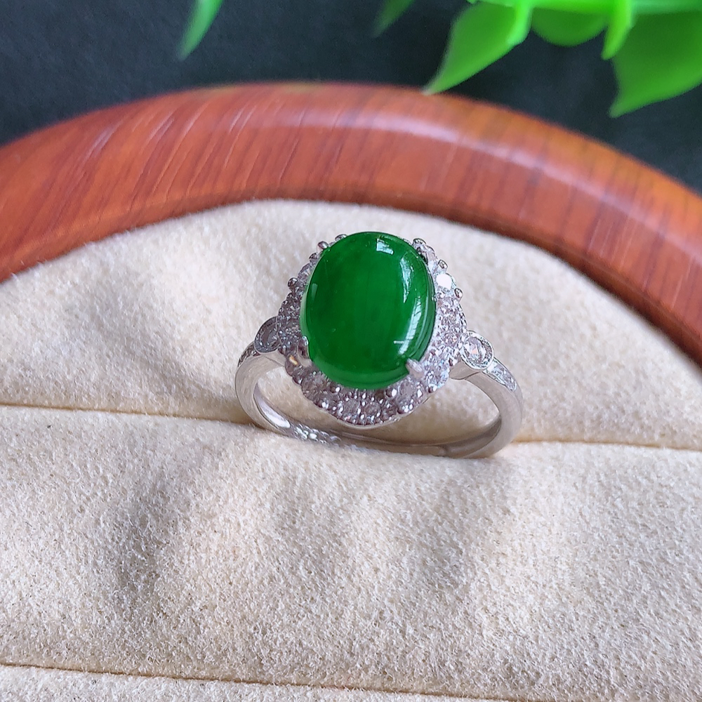 冰润满绿精美环形翡翠戒指  玉质细腻  冰清玉润  飘花灵动  颜色漂亮  W502.28   内径尺寸：17-13-7.8mm  裸石尺寸：10-8mm