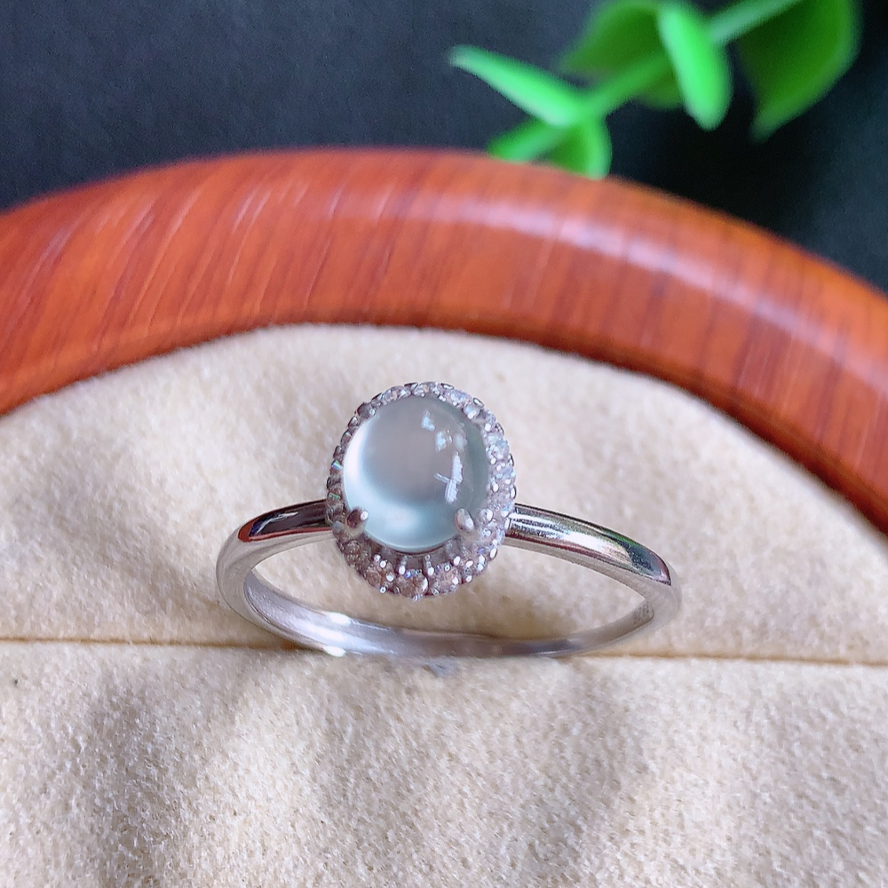 高冰精美环形翡翠戒指  玉质细腻  冰清玉润  飘花灵动  颜色漂亮  W815.28   内径尺寸：19.5-9.4-8.2mm  裸石尺寸：6.8-5.8mm