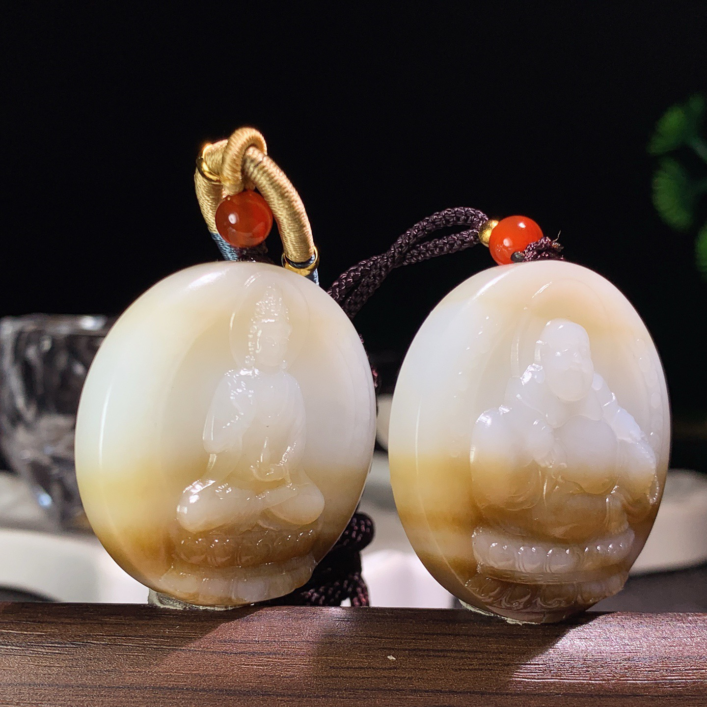 一对新疆和田玉且末糖观音佛挂件。尺寸38/9重56克 玉质细腻油润 底色纯净 脂粉好，品质好。lt260330