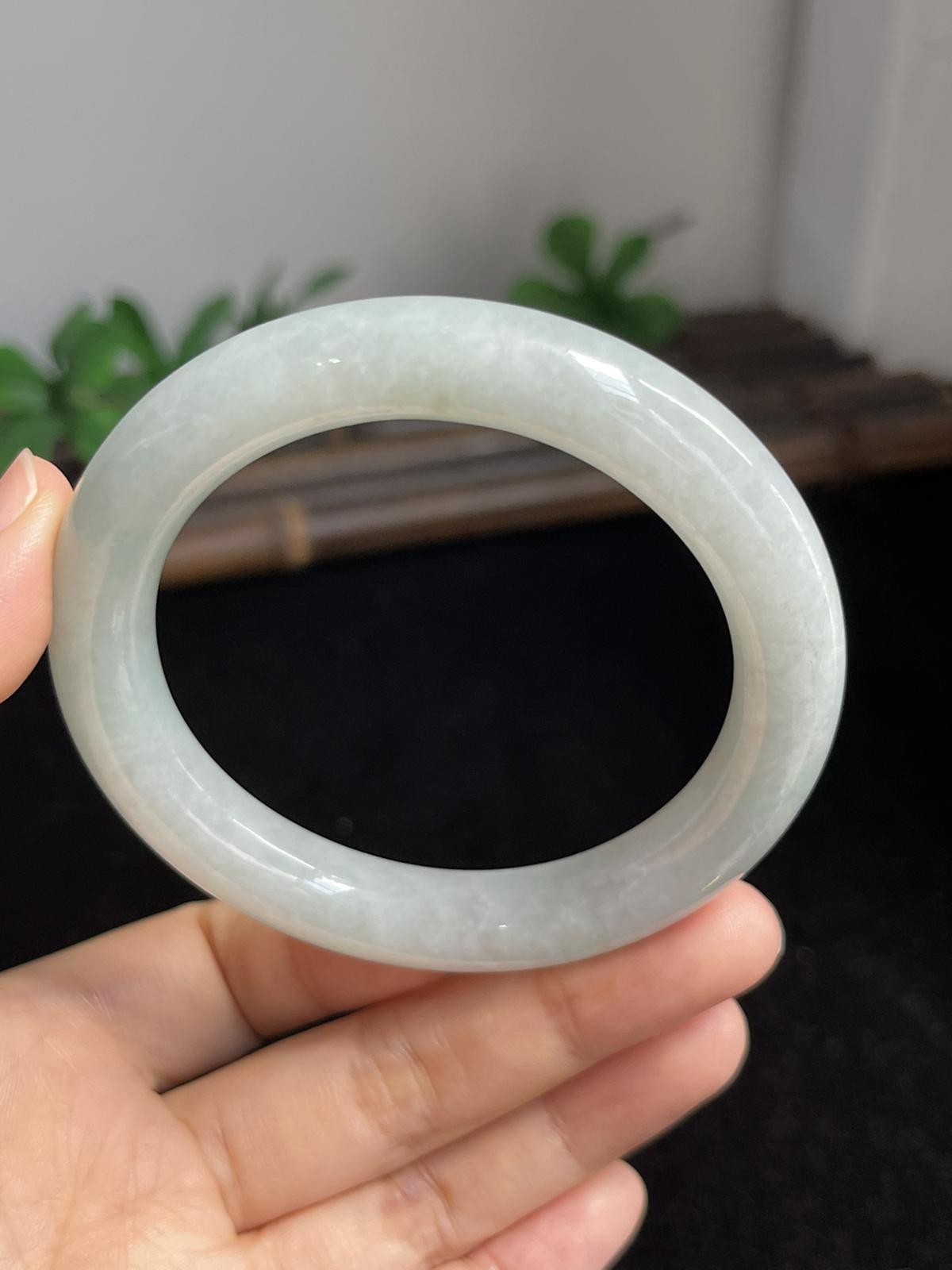 圆镯54圈口，翡翠糯化种白色手镯