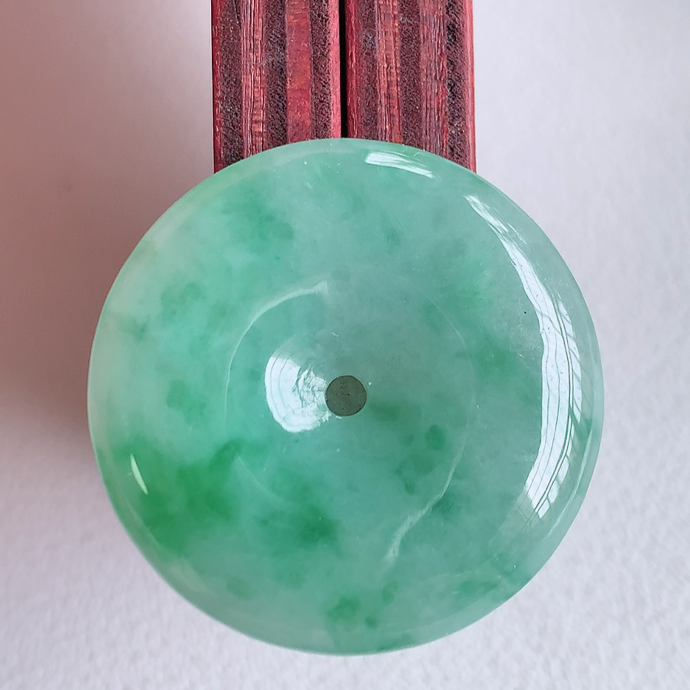 冰润飘花平安扣吊坠，厚装饱满，冰润剔透，细腻水足，种质润泽，飘花灵动，佩戴优雅大气，W57.28   尺寸：27-5.1mm