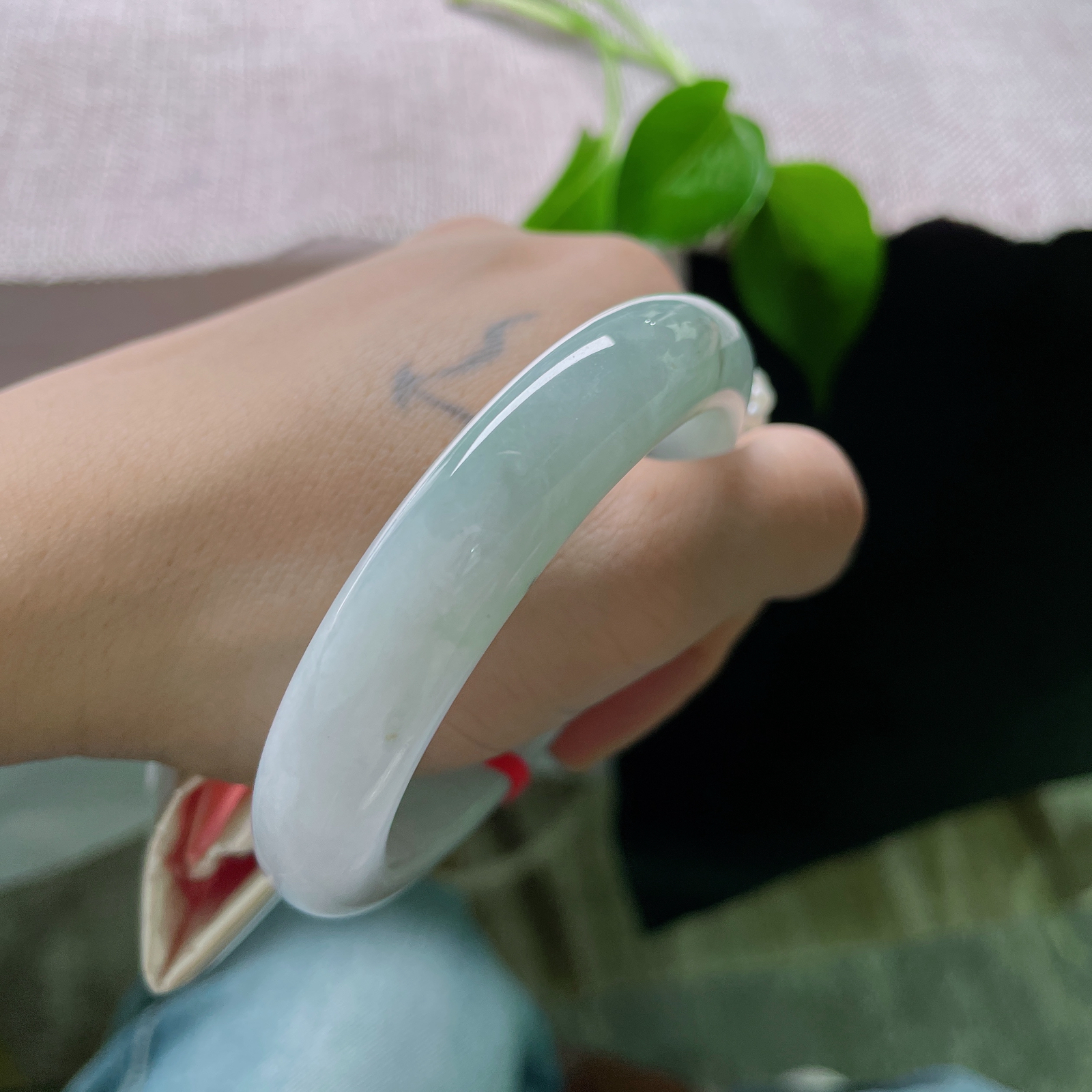 尺寸：55.8/12.3/8.8，淡绿淡紫正圈，质地莹润通透，百搭款，简约大方。