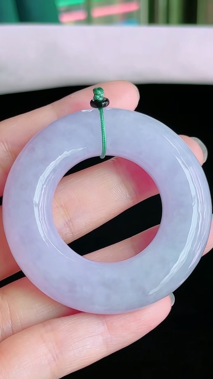 【翡翠名称】老坑种冰紫平安环吊坠挂件
【翡翠尺寸】直径厚度53.3/12mm
【翡翠描述】宝贝种老水