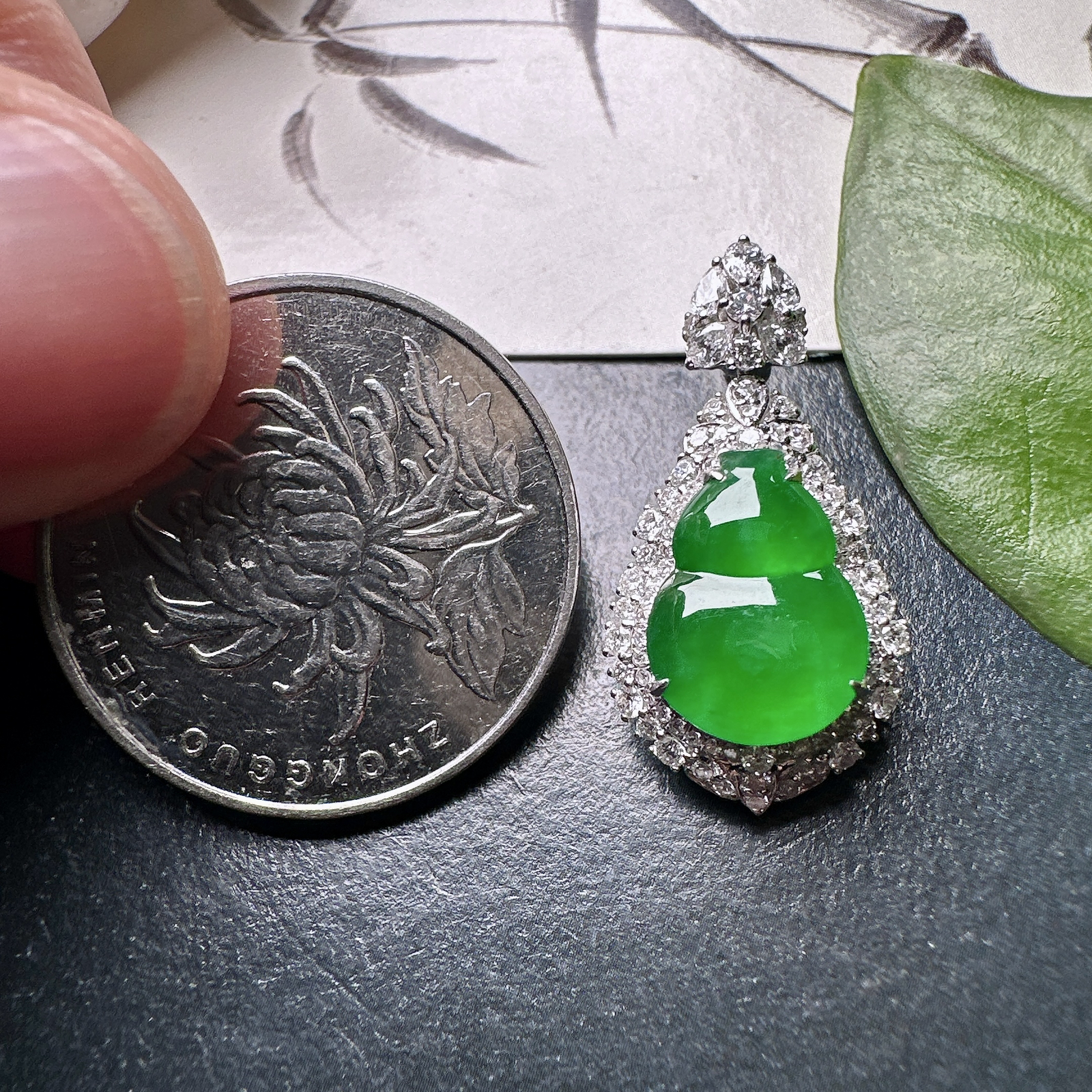 【冰种满绿葫芦吊坠】质地细腻，冰润起光，胶感强烈，冰感明显，18K金钻精美镶嵌，裸石尺寸11.8*8.8*2.8毫米