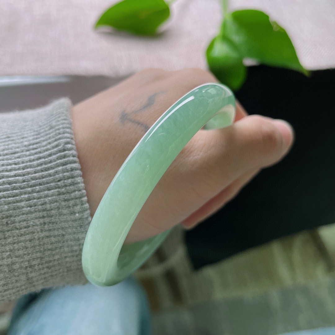 55.3/9.3果绿圆条，水润细腻，清新简约，秀丽倾心