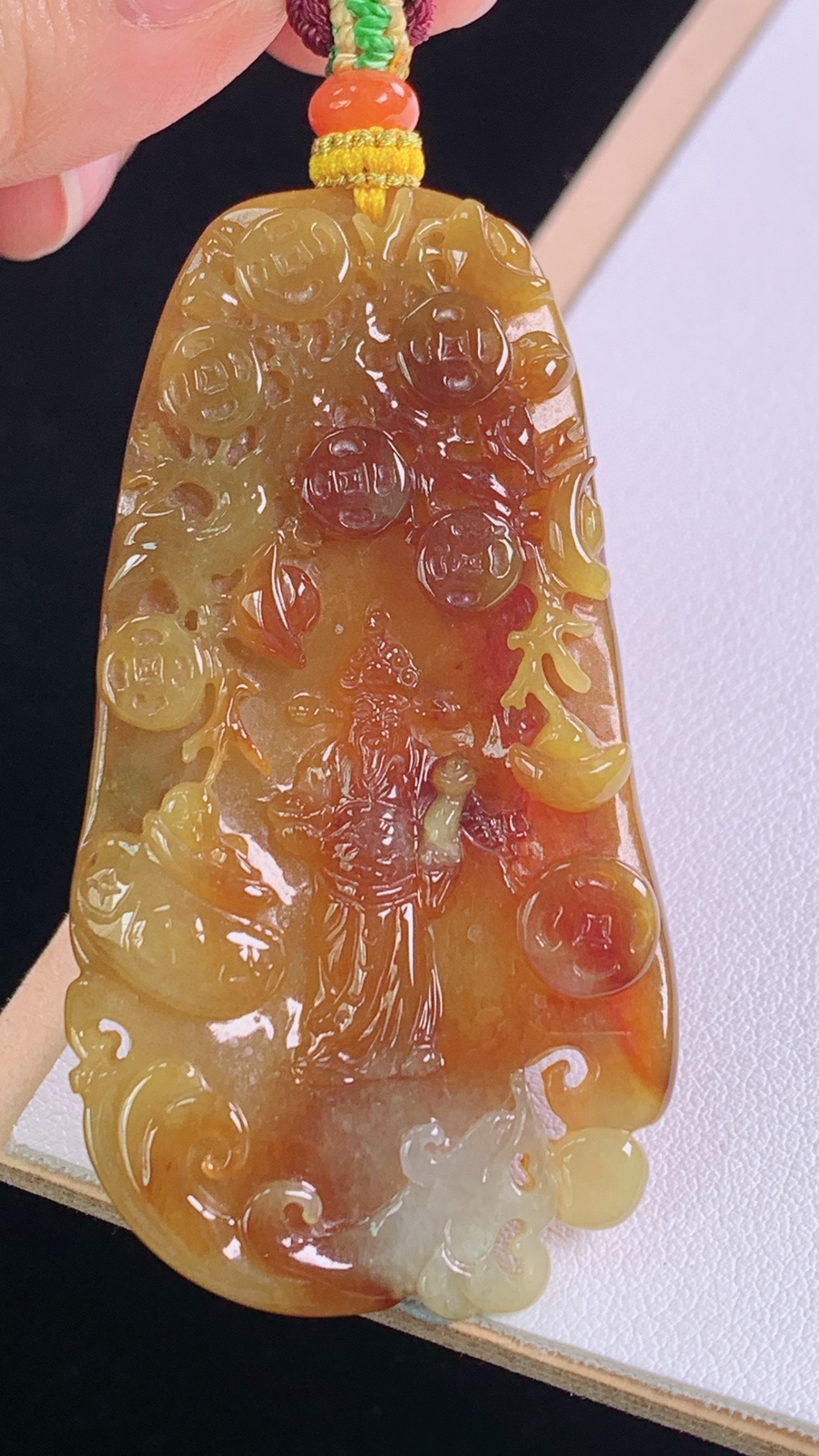 黄翡财神
天然黄翡，雕工精湛
尺寸:66.9-61.5-33.5-9.4mm