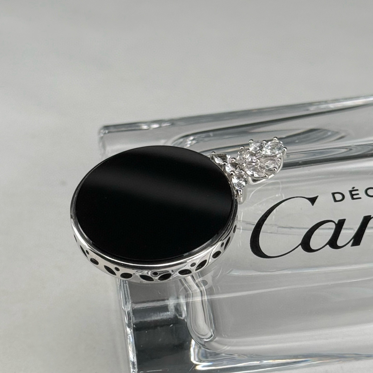 精品18k墨翠圆牌吊坠 种好色正 黑度极好 打灯通透 油性十足 尺寸37.8