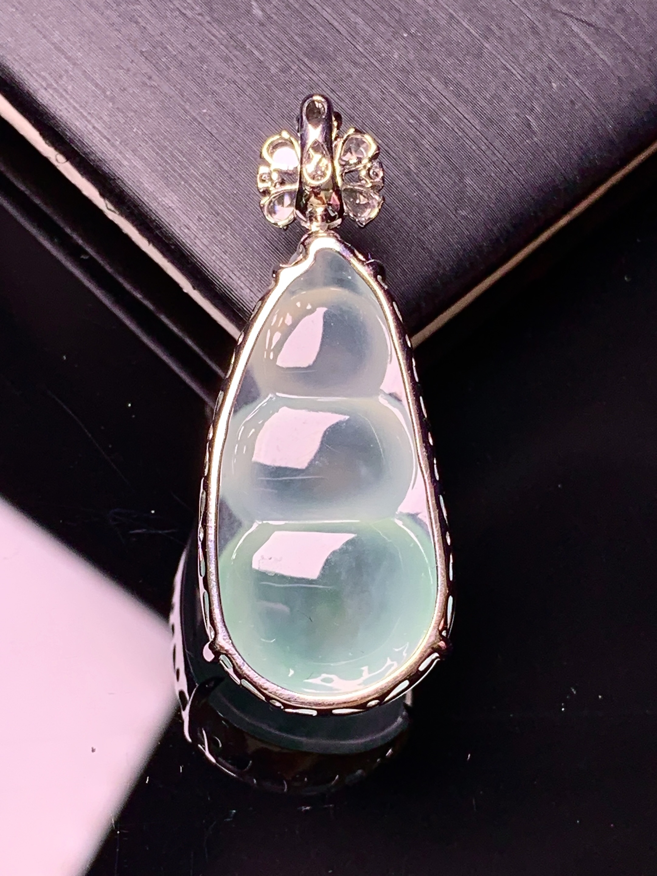 18k金钻镶嵌冰种四季豆吊坠 玉质细腻 色泽艳丽清新 水润亮眼 整体尺寸35.6*14.5*9g2