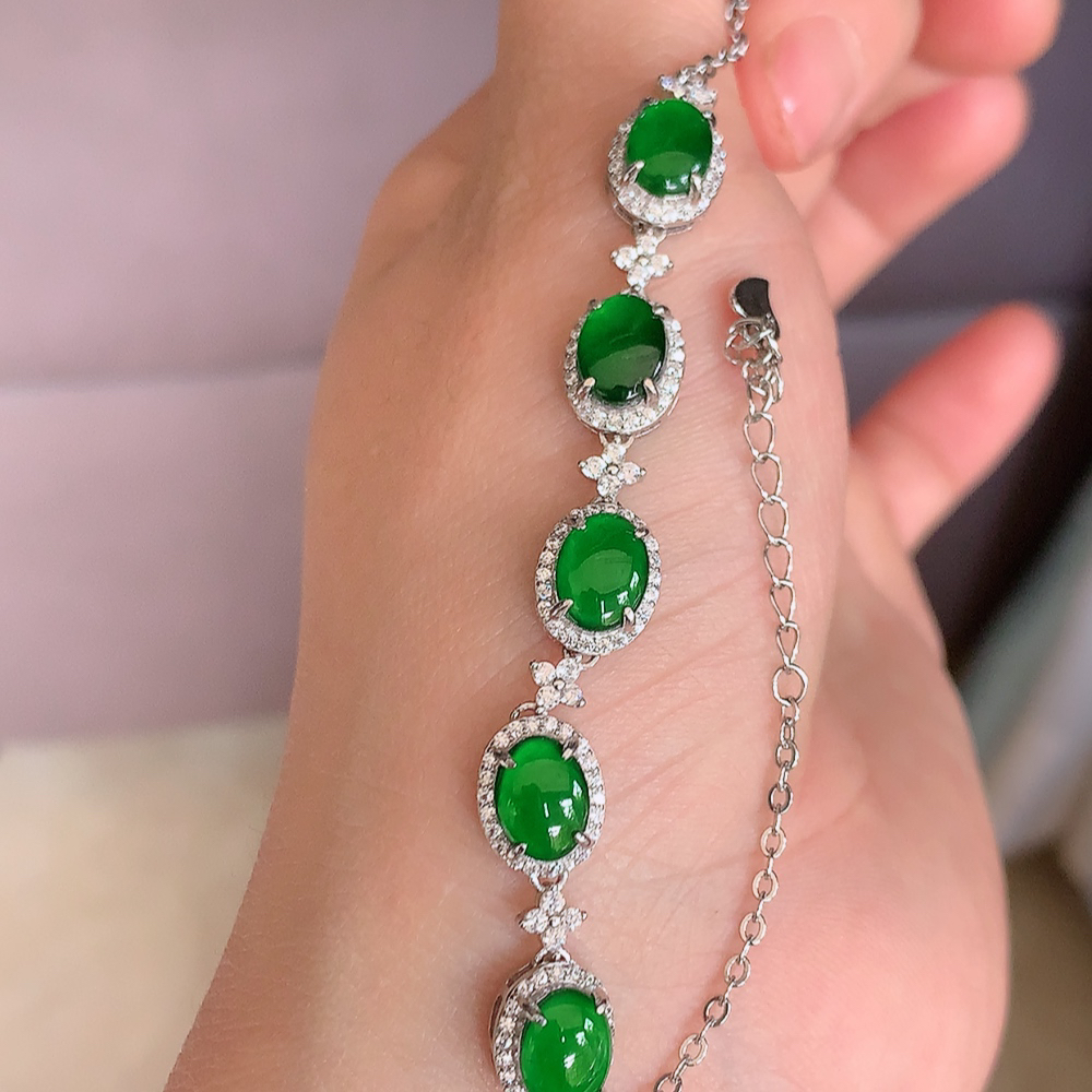 冰润满绿翡翠蛋面手链，水水润润，珠圆玉润，颜色鲜艳，妙明清净，清秀高雅，佩戴效果优雅迷人！性价比超值 W815.28  取一尺寸：10-8-5.3mm    裸石尺寸：5mm