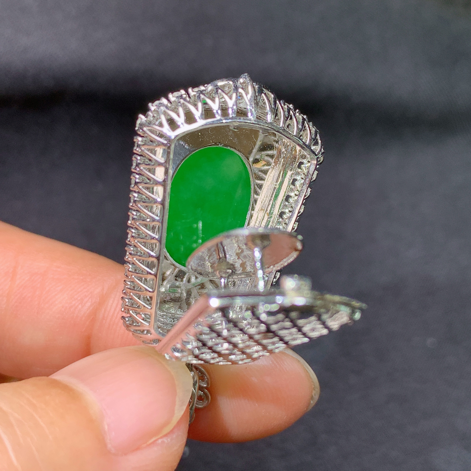 冰阳绿无事牌吊坠，18k金镶嵌，冰润色阳，种水足，Li 尺寸35.7*17.7*10.1