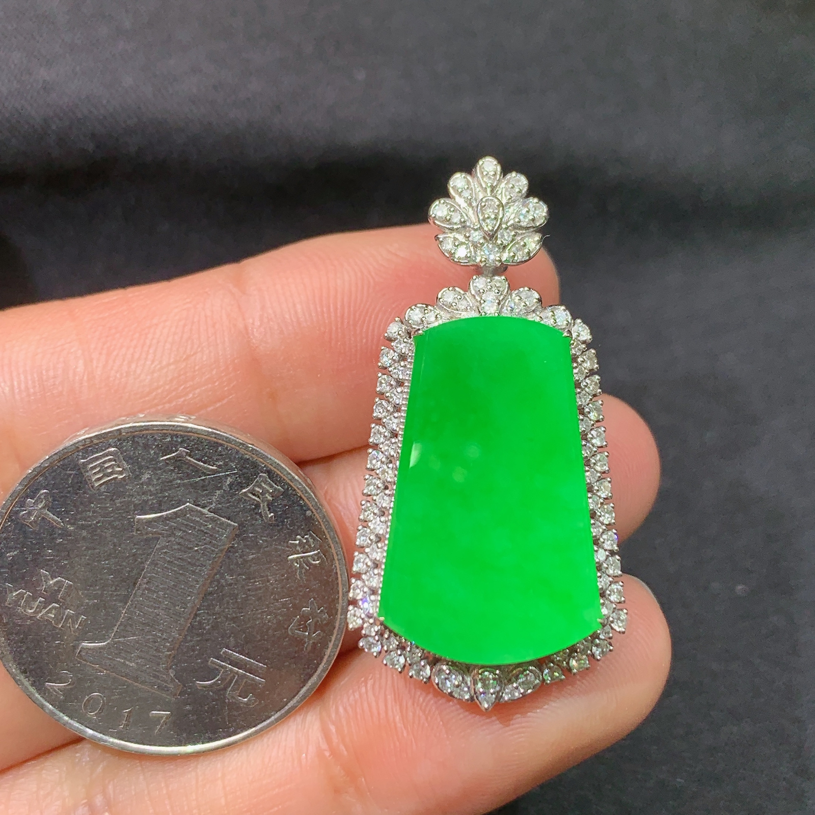 冰阳绿无事牌吊坠，18k金镶嵌，冰润色阳，种水足，Li 尺寸35.7*17.7*10.1