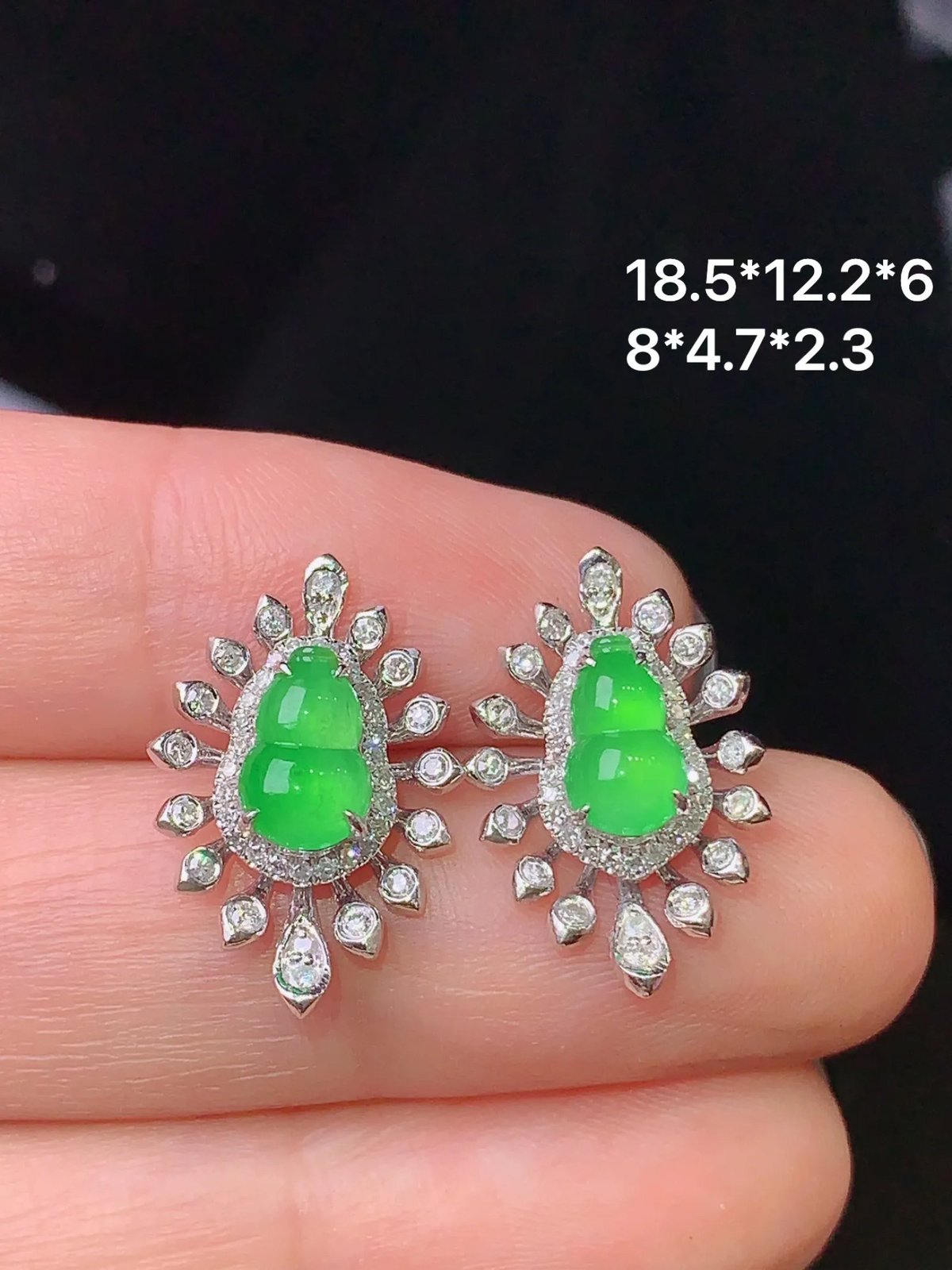 18k金钻镶嵌翠绿葫芦耳钉 玉质细腻 色泽清新艳丽 整体尺寸18.5*12.2*6