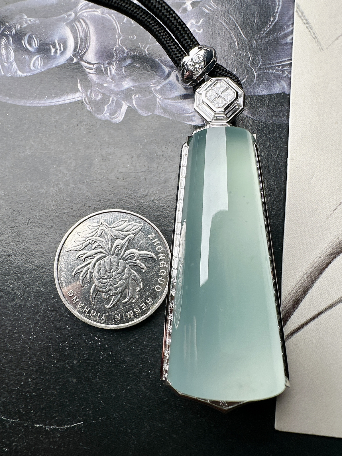 【冰种天空蓝无事柱】精品，种水上乘，通透闪亮，晶莹剔透。收藏品质18K金钻镶嵌，裸石尺寸43.6*20.2*9.8毫米