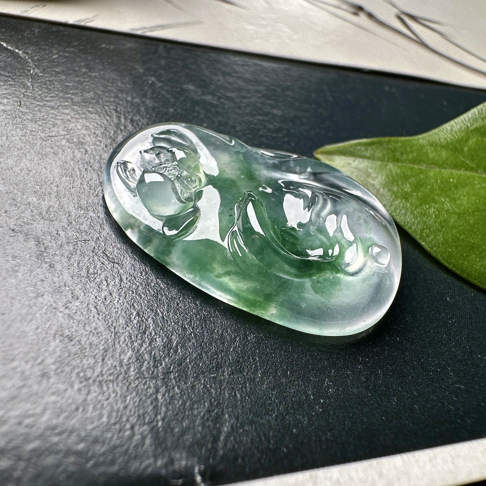 【玻璃种飘绿花鱼】年年有余，如鱼得水，力争上游。种水上乘，冰润通透，种老起强胶感强荧光，纯净清澈，冰感十足