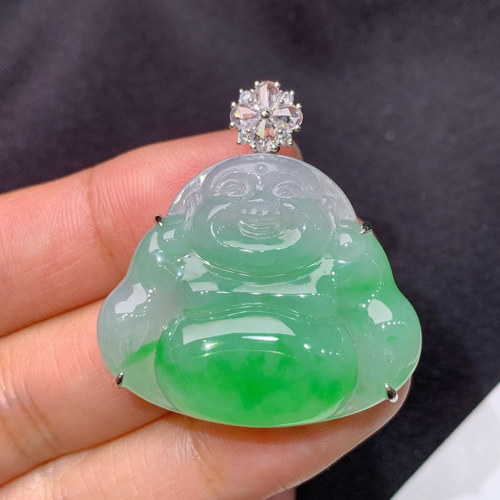 冰飘绿笑佛吊坠，18k金镶嵌，冰润色阳，品相好，种水足，Dd 尺寸35.1*32.6*8.8