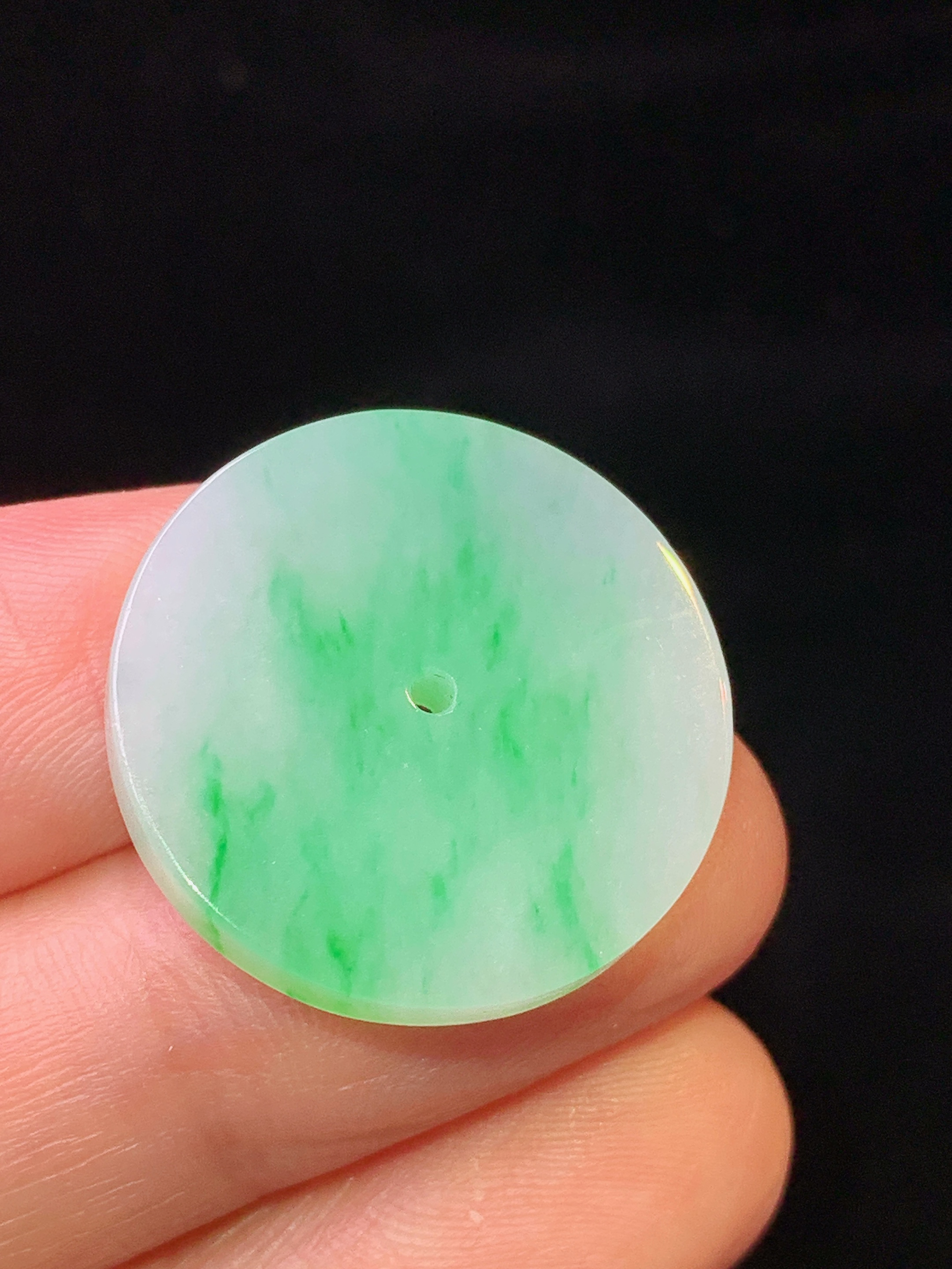 飘绿圆牌吊坠 玉质细腻 色泽艳丽清新 水润亮眼 整体尺寸22.5*3.2L2