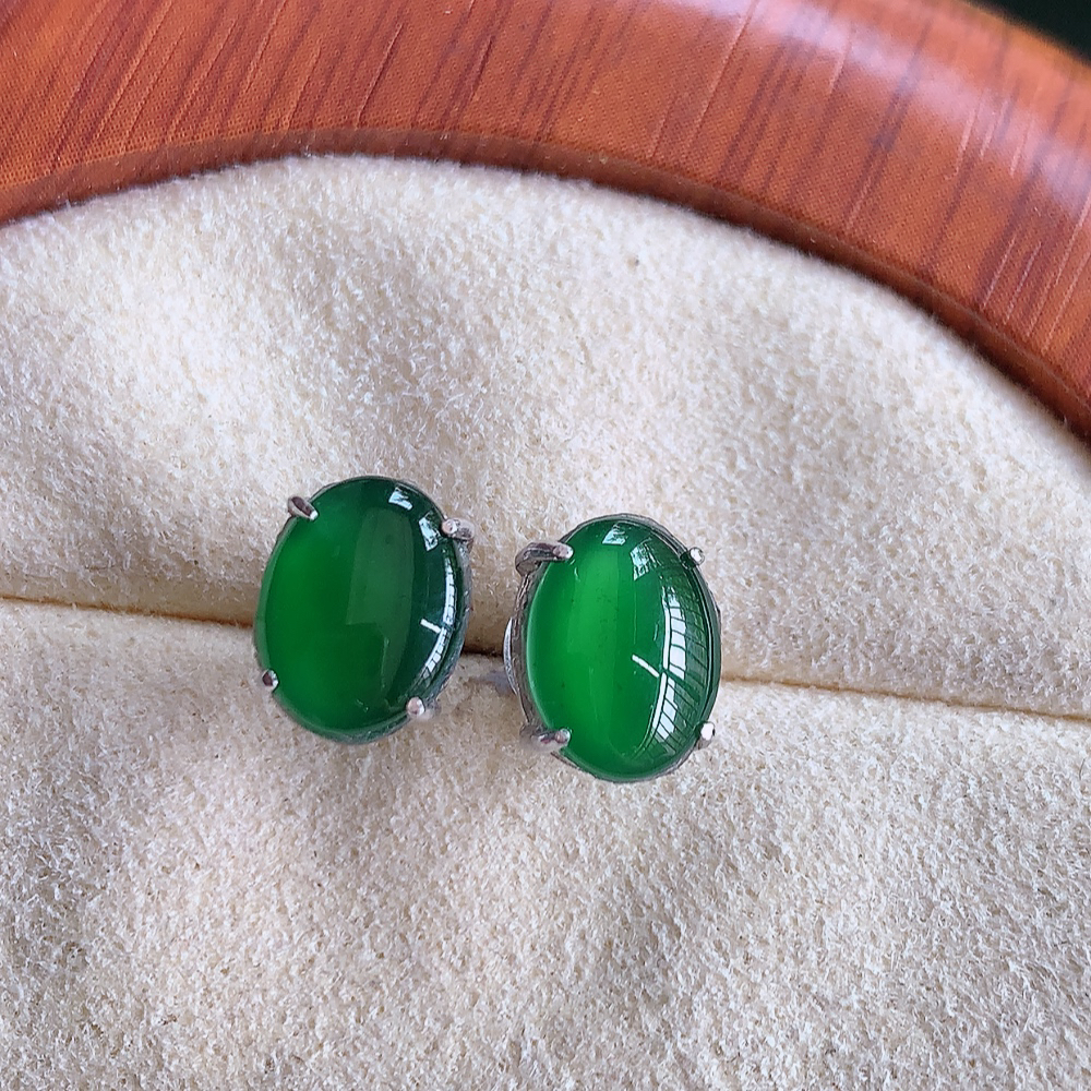 冰满绿翡翠925银镶嵌蛋面耳钉，自然光实拍，翠色灵动，颜色漂亮，种老水足，品相佳，佩戴佳品！W815