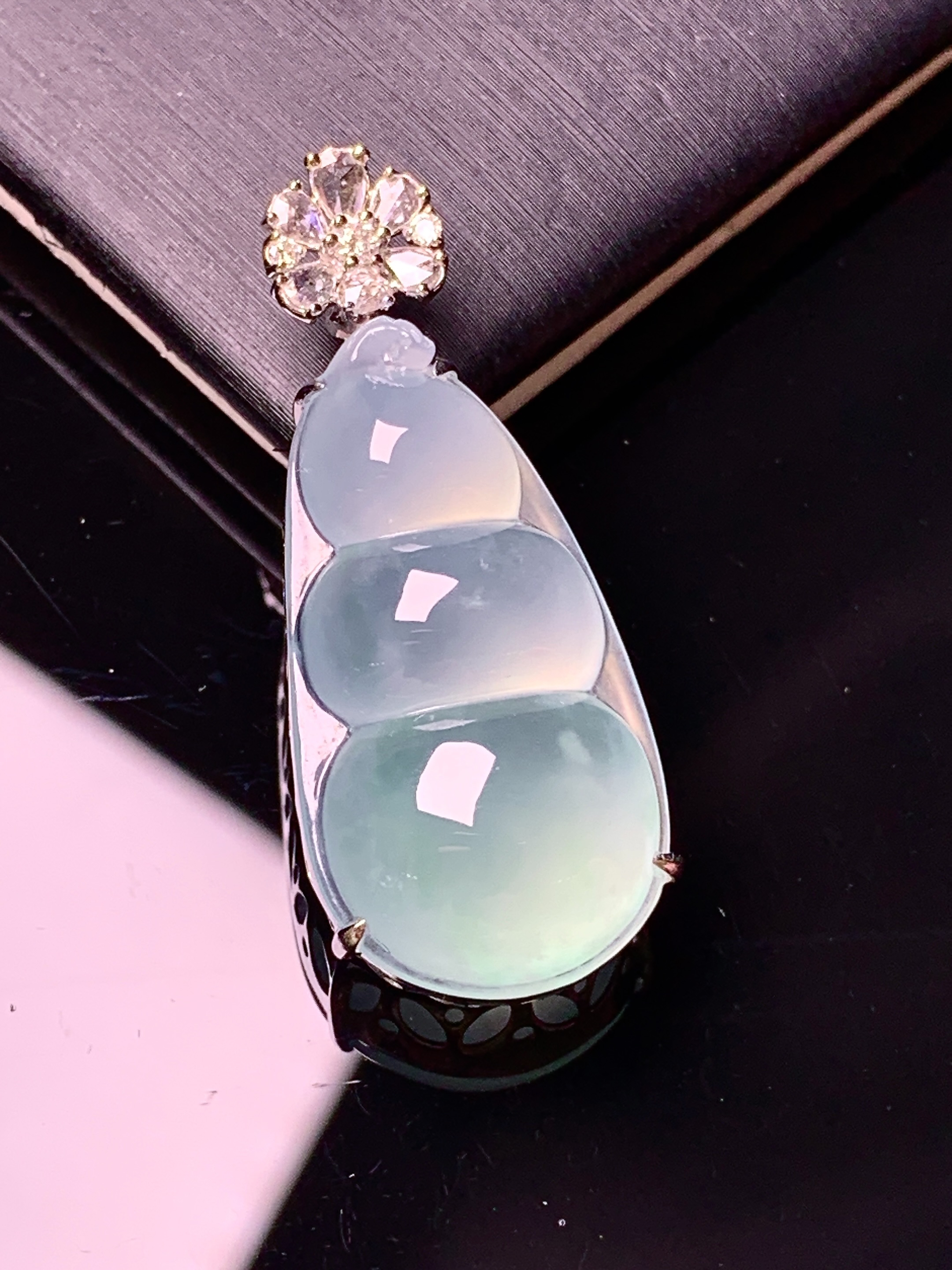 18k金钻镶嵌冰种四季豆吊坠 玉质细腻 色泽艳丽清新 水润亮眼 整体尺寸35.6*14.5*9g2