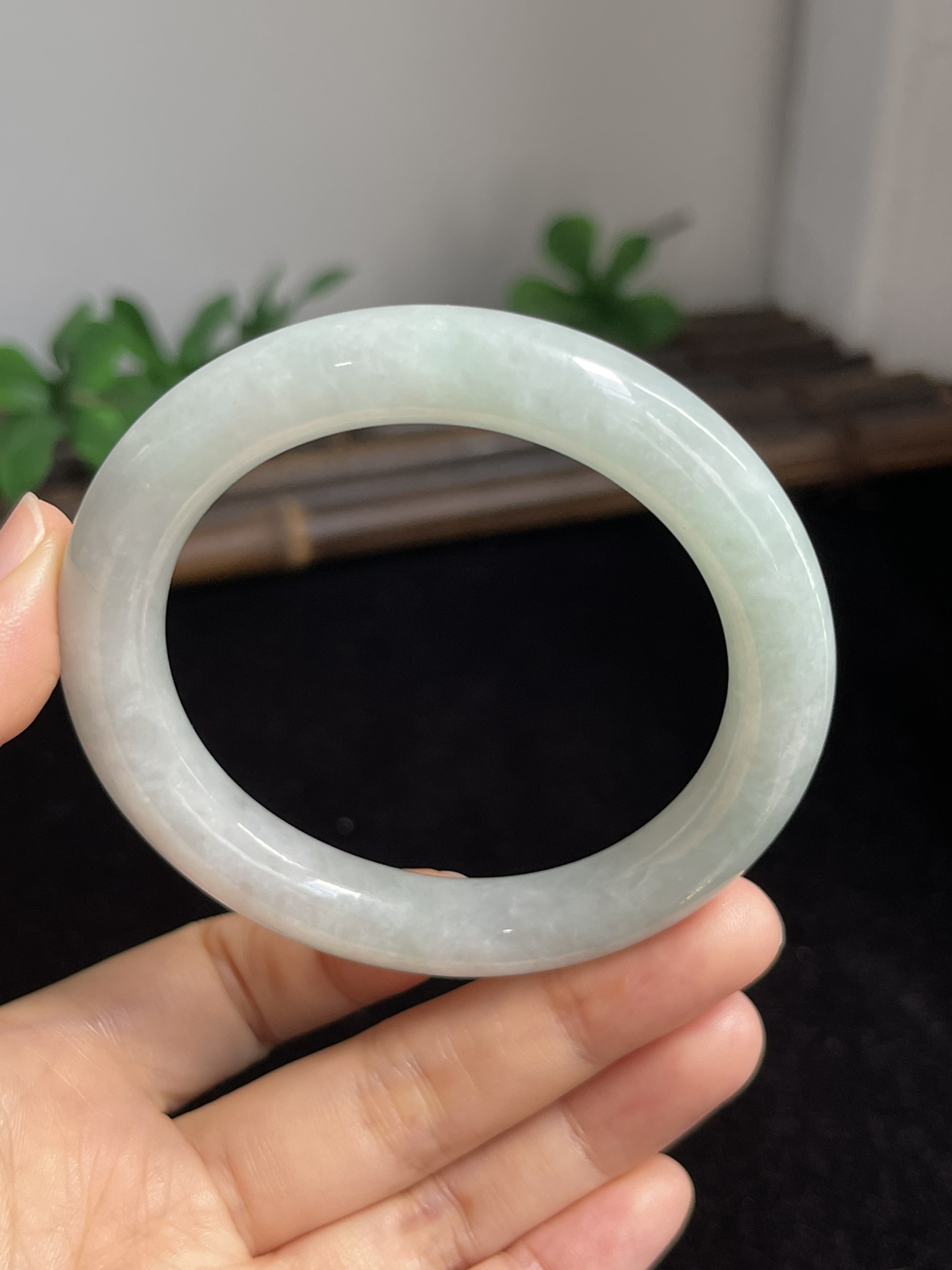 圆镯54圈口，翡翠糯化种白色手镯