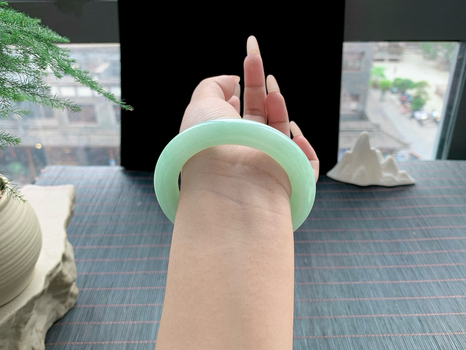 果绿圆条手镯，条形大气
尺寸：53.3-11.3-11.3