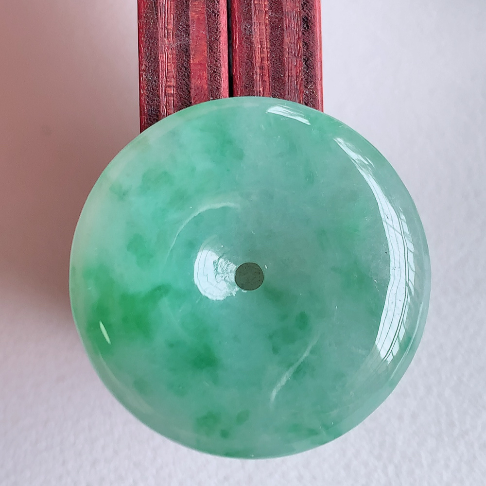 冰润飘花平安扣吊坠，厚装饱满，冰润剔透，细腻水足，种质润泽，飘花灵动，佩戴优雅大气，W57.28   尺寸：27-5.1mm