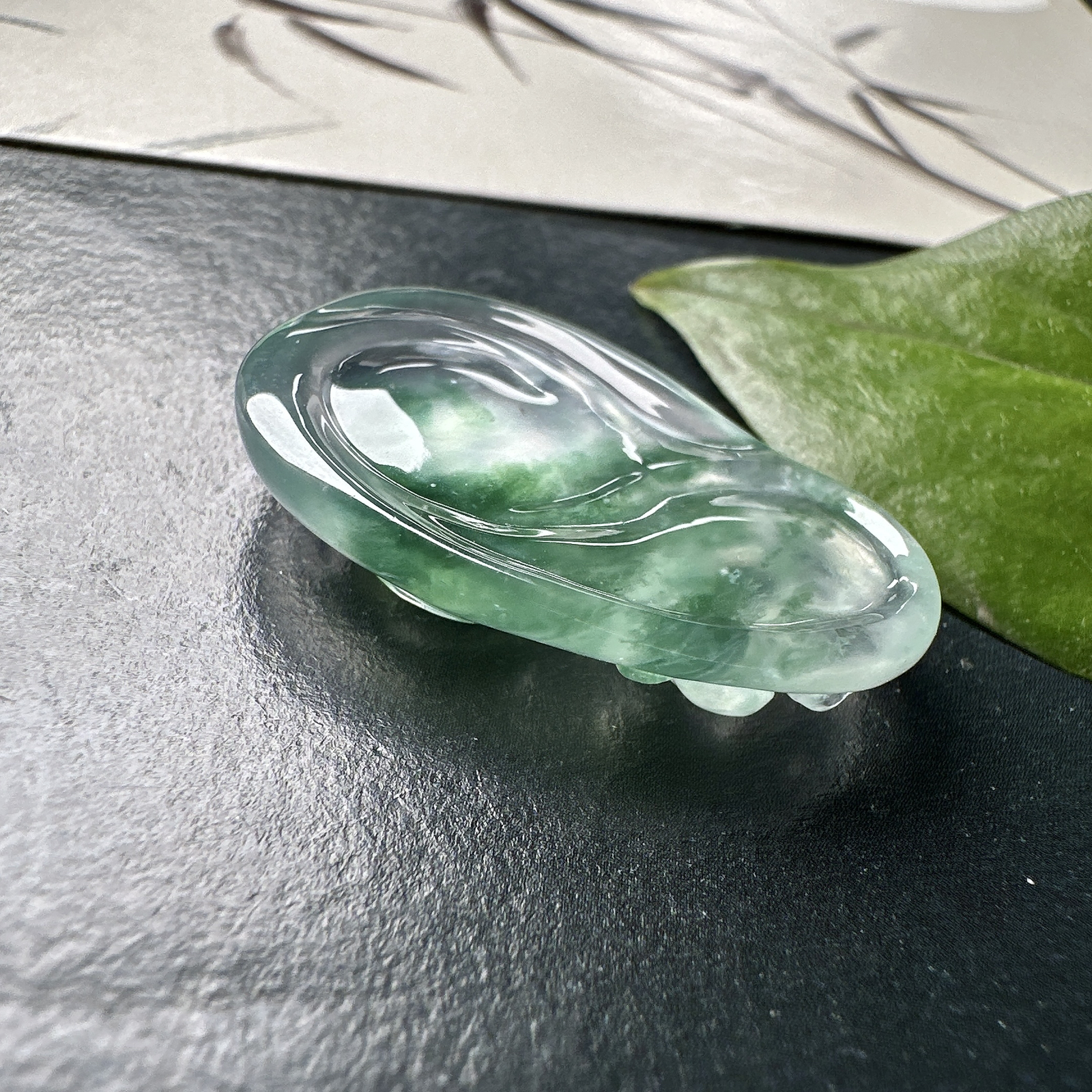 【玻璃种飘绿花鱼】年年有余，如鱼得水，力争上游。种水上乘，冰润通透，种老起强胶感强荧光，纯净清澈，冰感十足