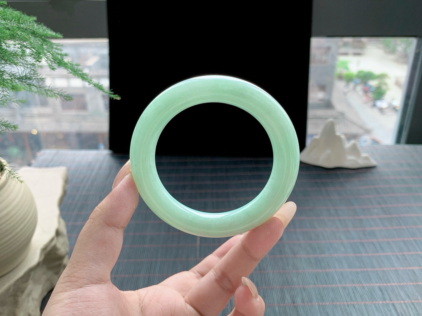 果绿圆条手镯，条形大气
尺寸：53.3-11.3-11.3