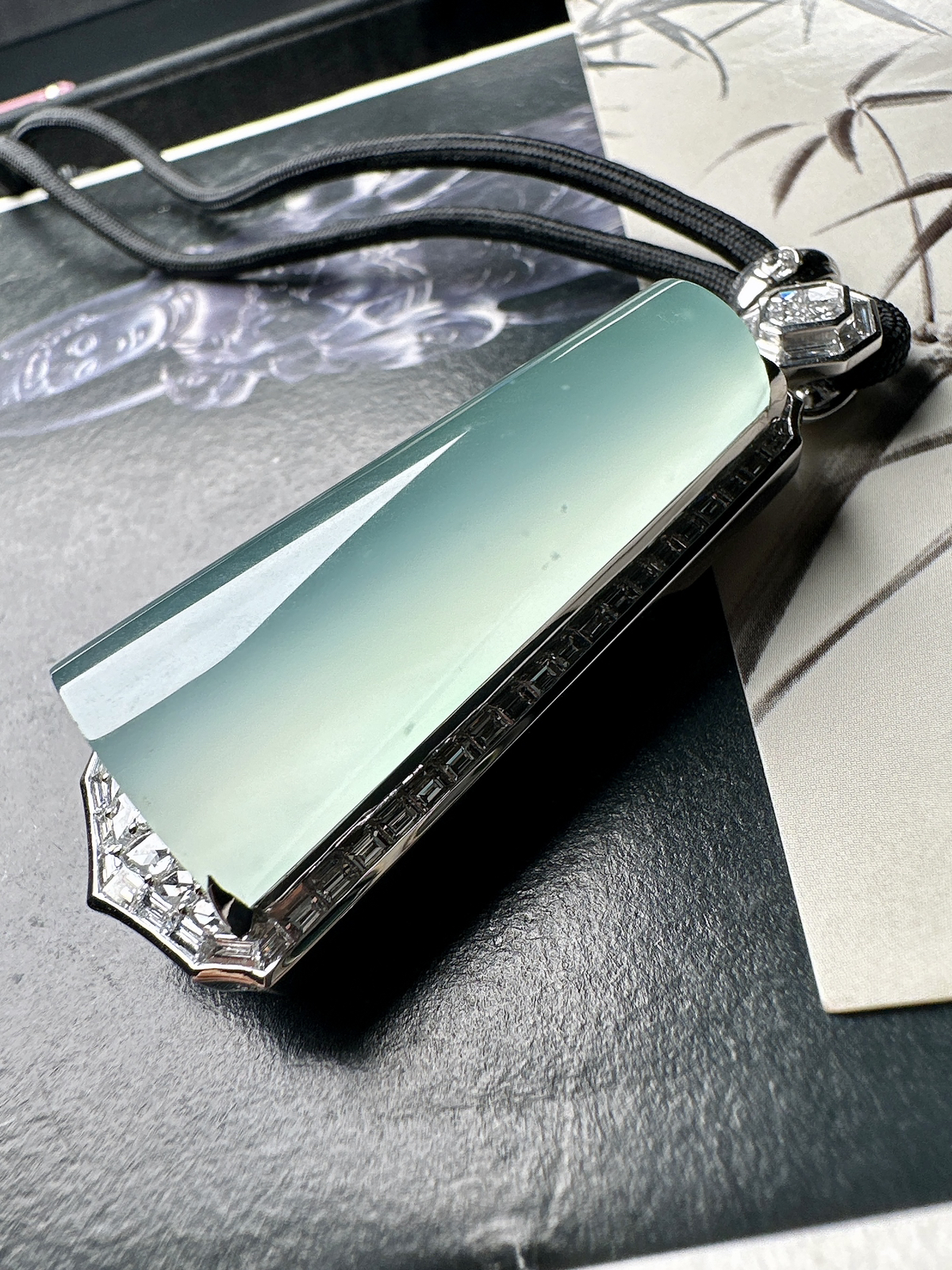 【冰种天空蓝无事柱】精品，种水上乘，通透闪亮，晶莹剔透。收藏品质18K金钻镶嵌，裸石尺寸43.6*20.2*9.8毫米