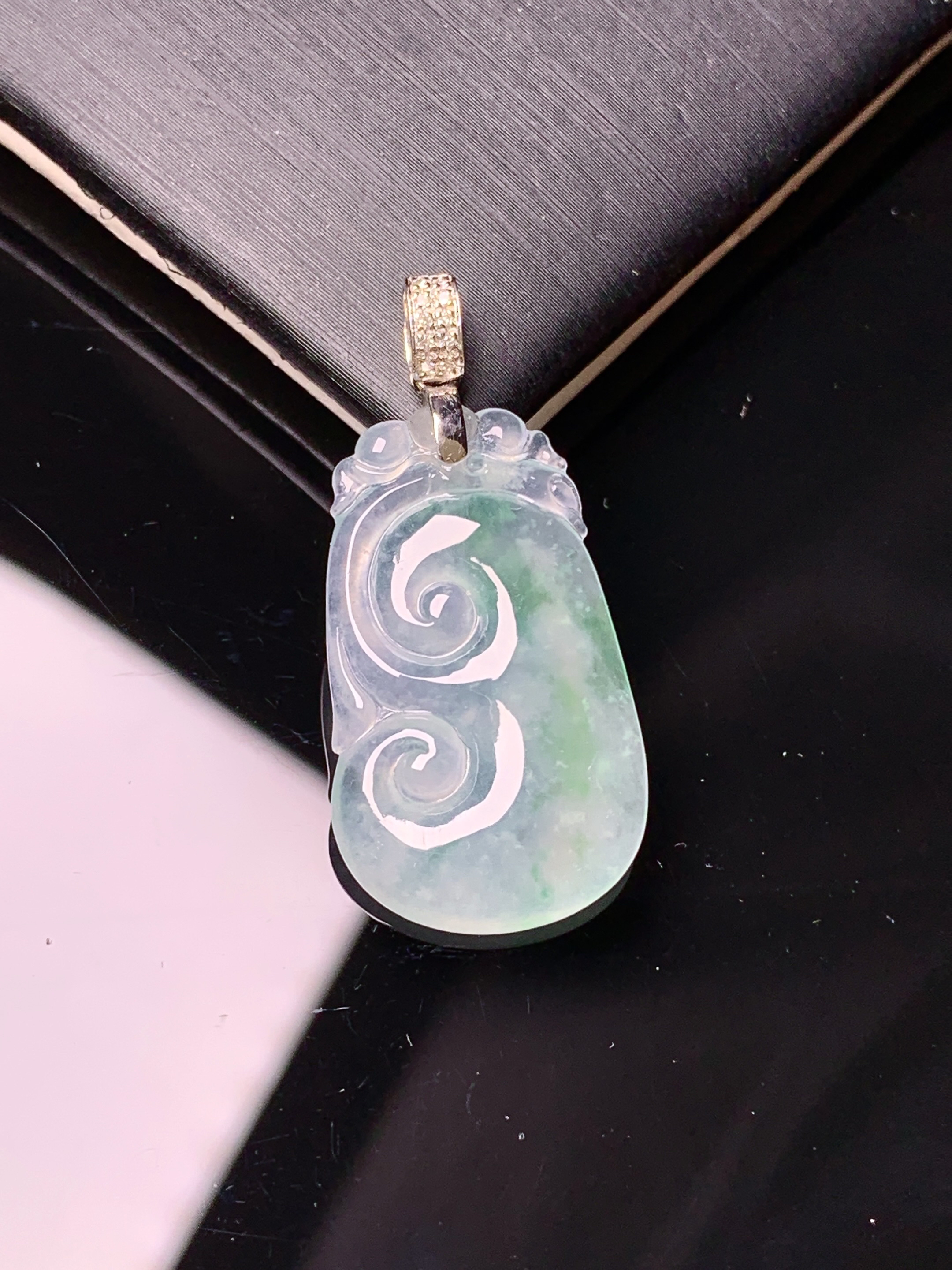 18k金钻镶嵌冰种如意吊坠 玉质细腻 色泽艳丽清新 水润亮眼 整体尺寸32*15.2*3.8g2