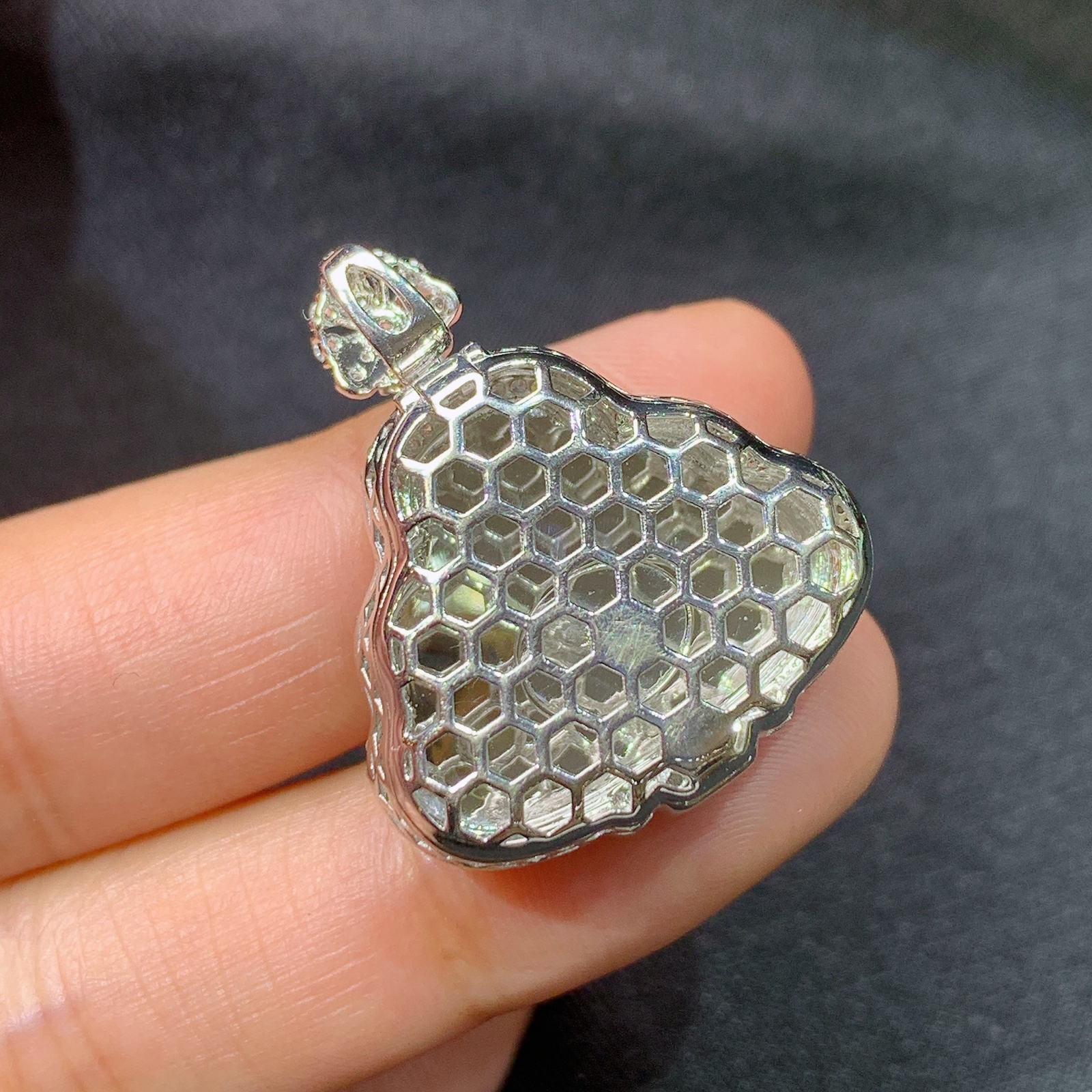 冰阳绿笑佛吊坠，18k金镶嵌，冰润色阳，品相好，种水足，Lp 尺寸29.2*24.6*10.1