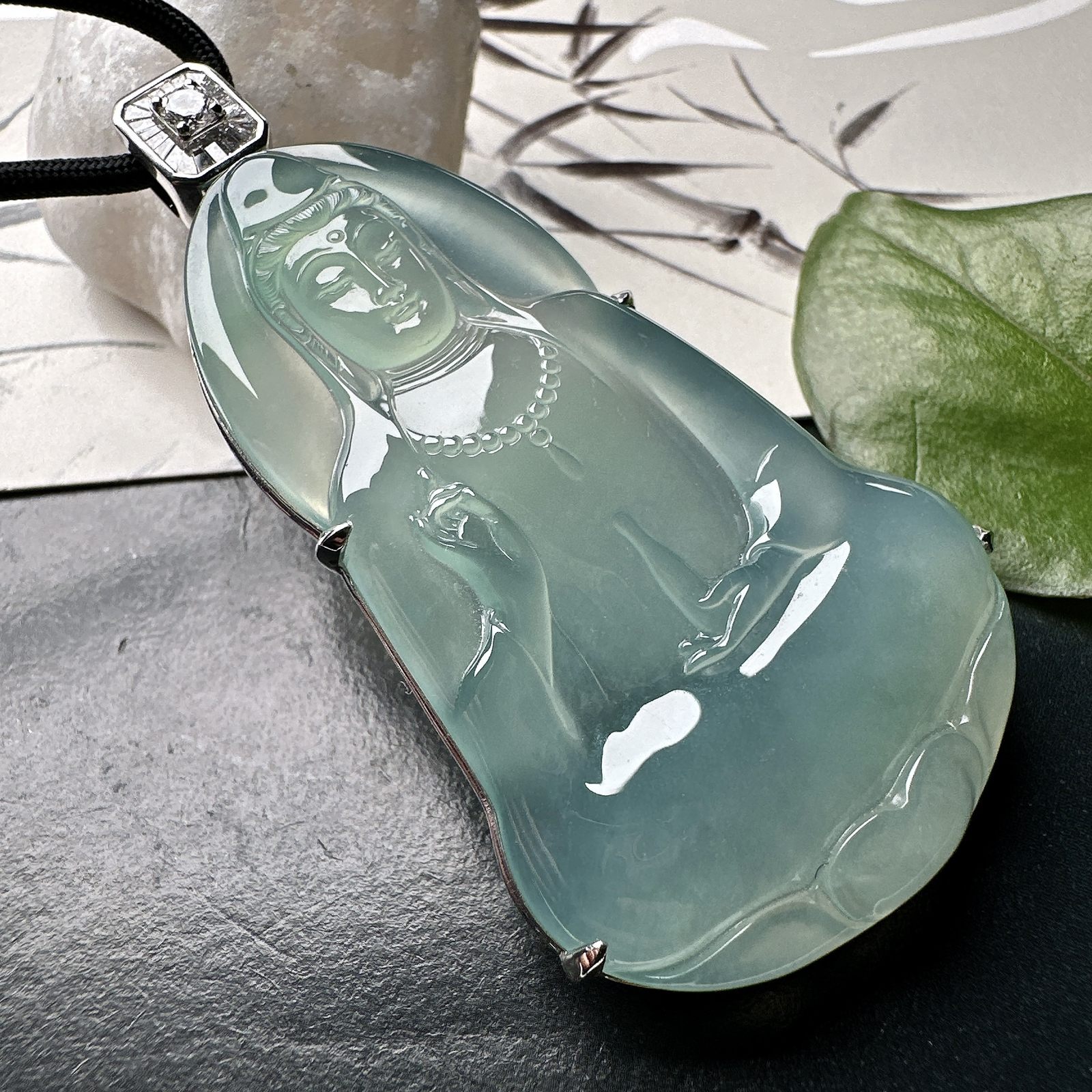 【冰种蓝底素衣观音】质地细腻，通透度上佳，冰感十足，适合佩戴，收藏品质，18k金钻镶嵌，裸石尺寸56.7*35.3*4.6毫米