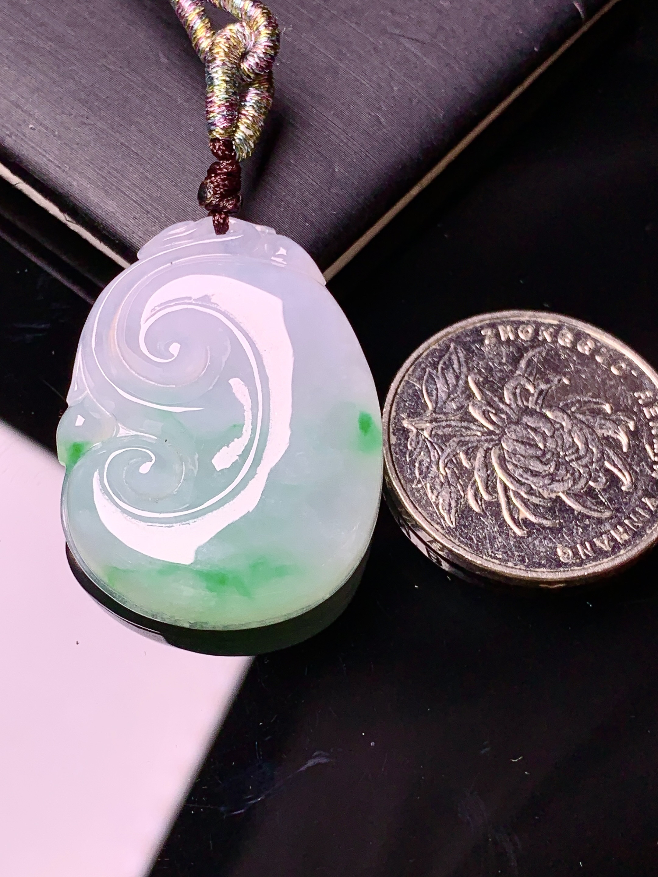 飘绿如意吊坠 玉质细腻 色泽艳丽清新 水润亮眼 整体尺寸32*25*6L2