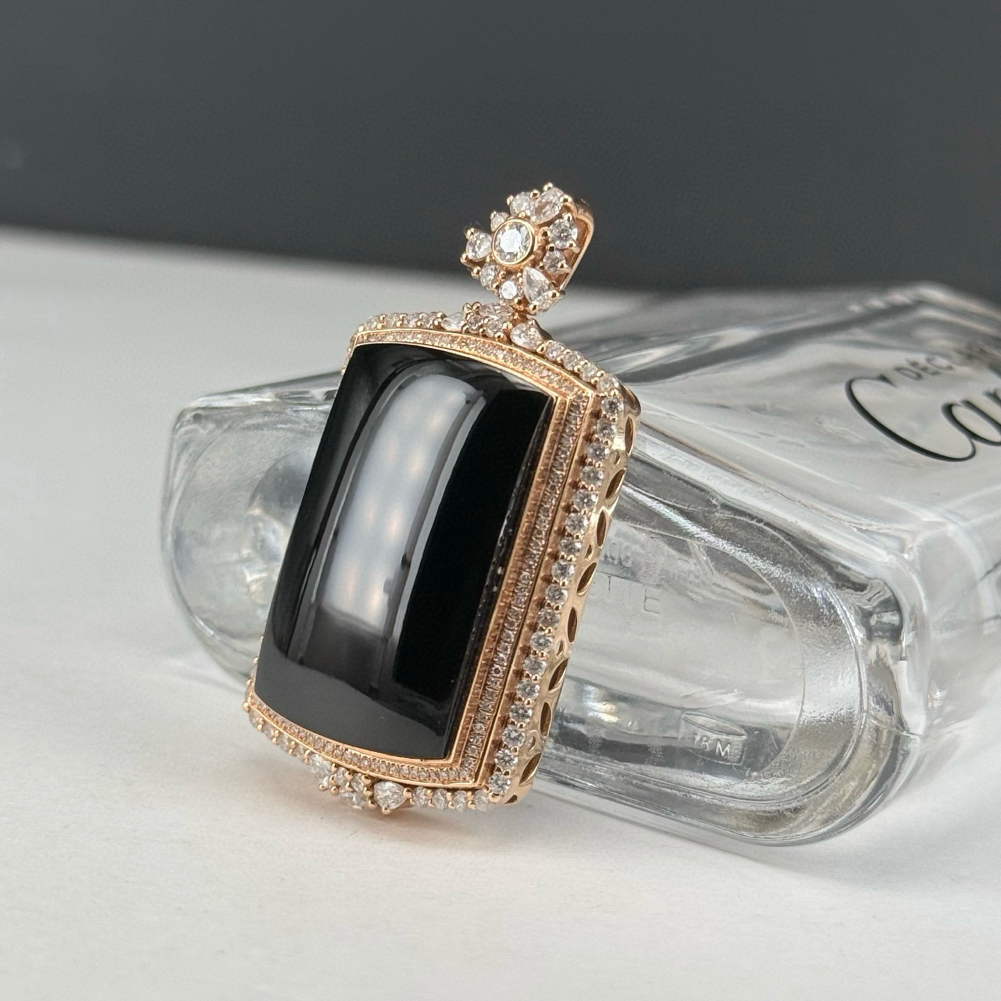 精品18k满钻豪镶墨翠马鞍吊坠 种好色正 黑度极好 打灯通透 油性十足 尺寸42.3