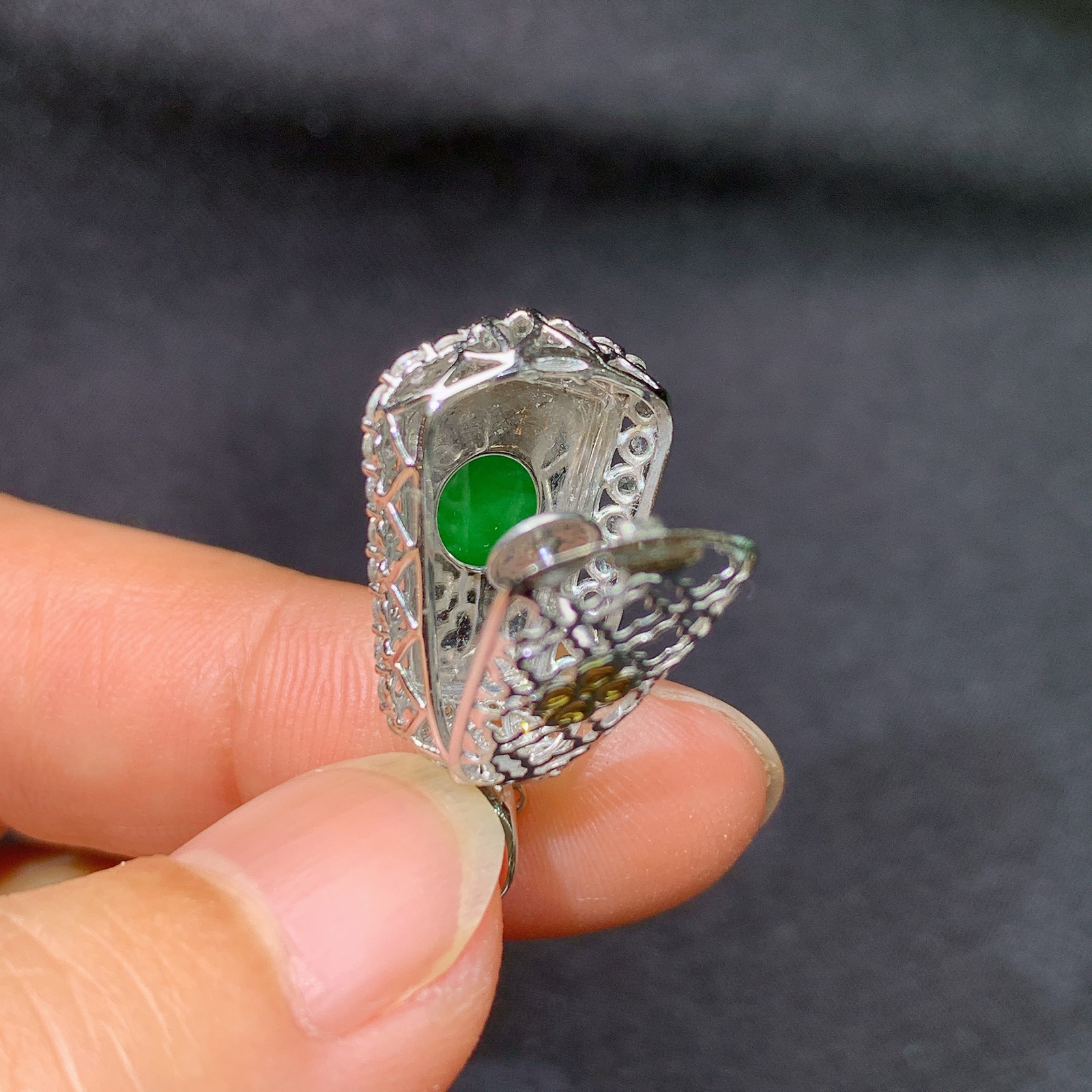 冰阳绿无事牌吊坠，18k金镶嵌，冰润色阳，种老水足，Ych 尺寸25.3*12.6*7.3