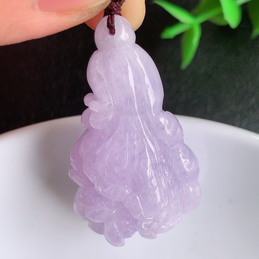 冰润紫罗兰白菜吊坠  玉质细腻，巧雕白菜，叶脉纹理细密，饱和紧密;茎叶粗壮有力，白菜”音通“百财”，“玉”通“遇”，合起来就是“遇百财”之意，寄予事业生活中财源广进，一帆风顺 W57.28  尺寸：37-21-12mm