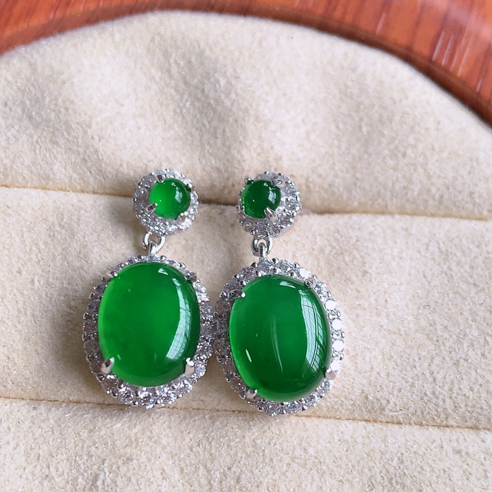 冰满绿翡翠925银镶嵌耳钉，自然光实拍，翠色灵动，颜色漂亮，种老水足，品相佳，佩戴佳品！W502.28  取一整体尺寸：20.5-10.8-6.3mm  裸石尺寸：10-7.6mm
