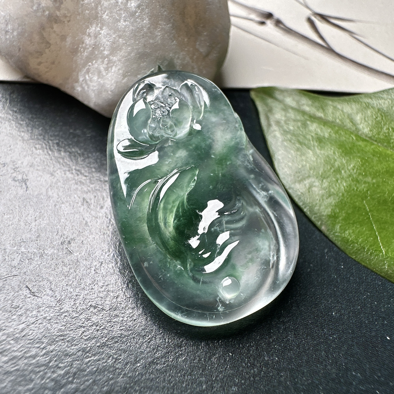 【玻璃种飘绿花鱼】年年有余，如鱼得水，力争上游。种水上乘，冰润通透，种老起强胶感强荧光，纯净清澈，冰