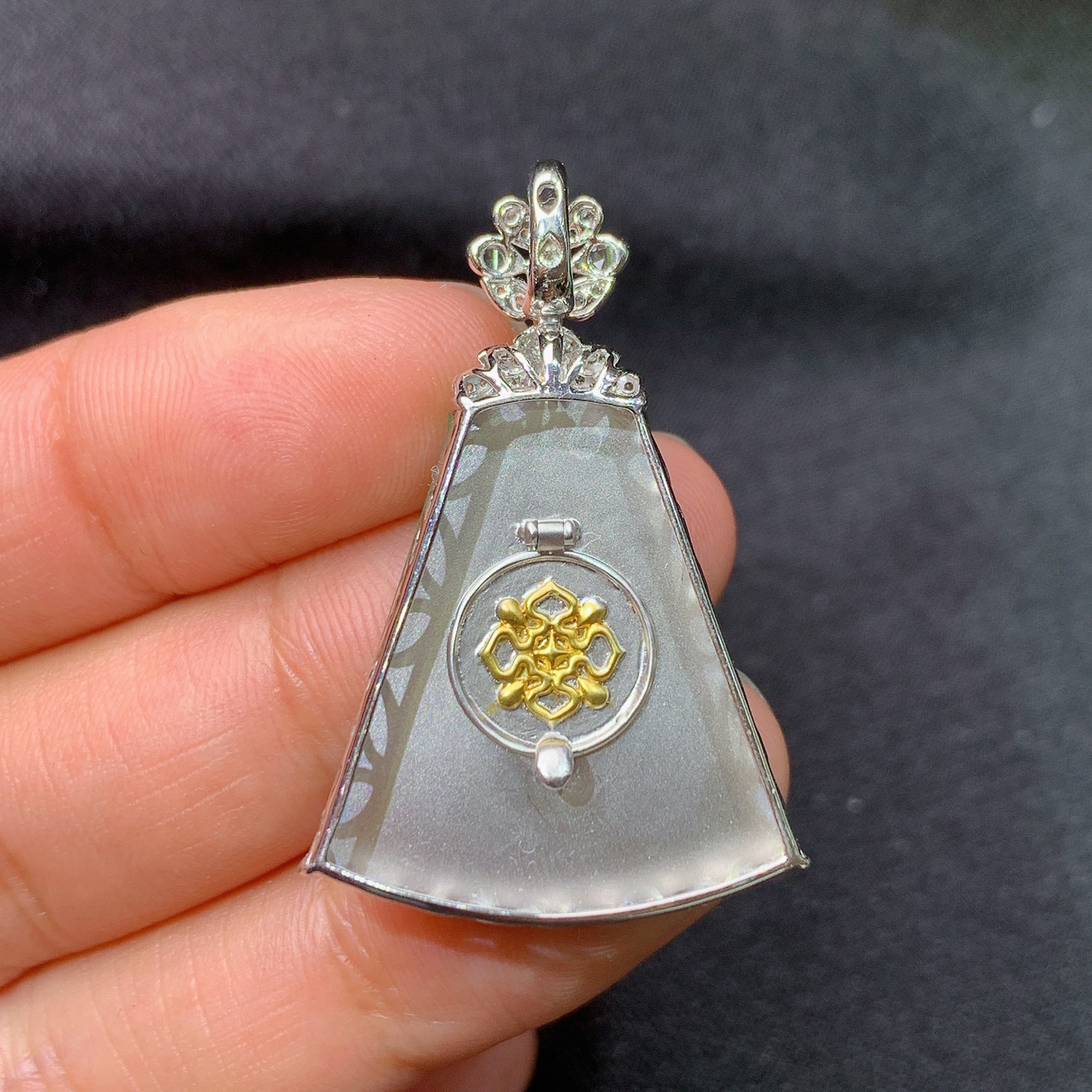 阳绿无事牌吊坠，18k金镶嵌，冰润色阳，玉质细腻，种水足，Kf 尺寸36.5*23.9*6