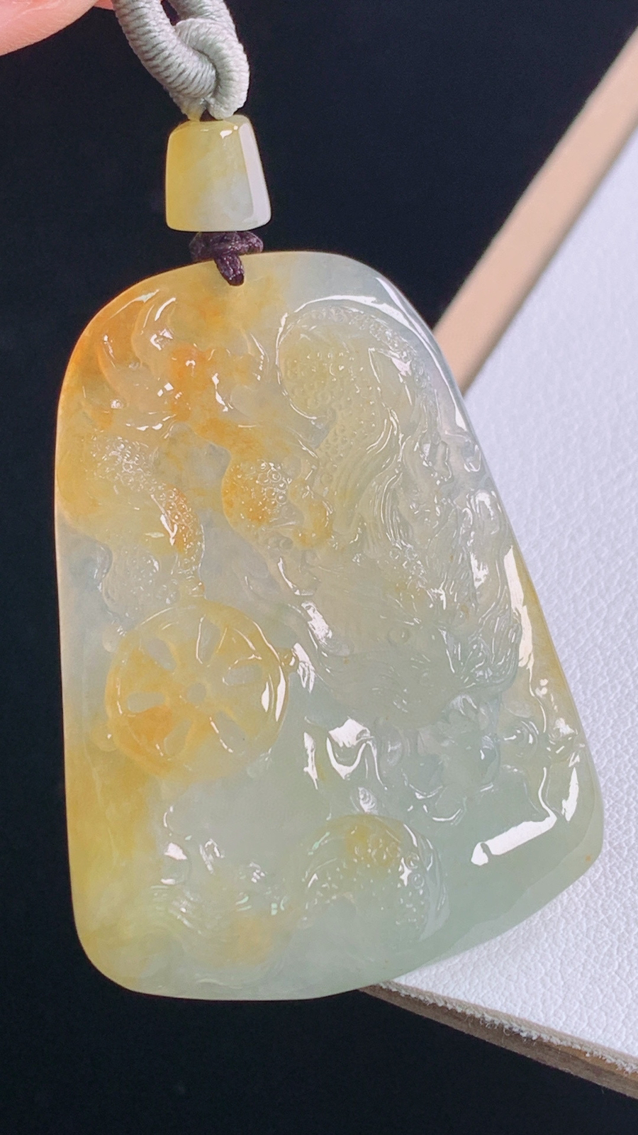 黄翡龙牌
天然黄翡，雕工精湛，霸气
尺寸:55.8-47.4-34.5-7.3mm