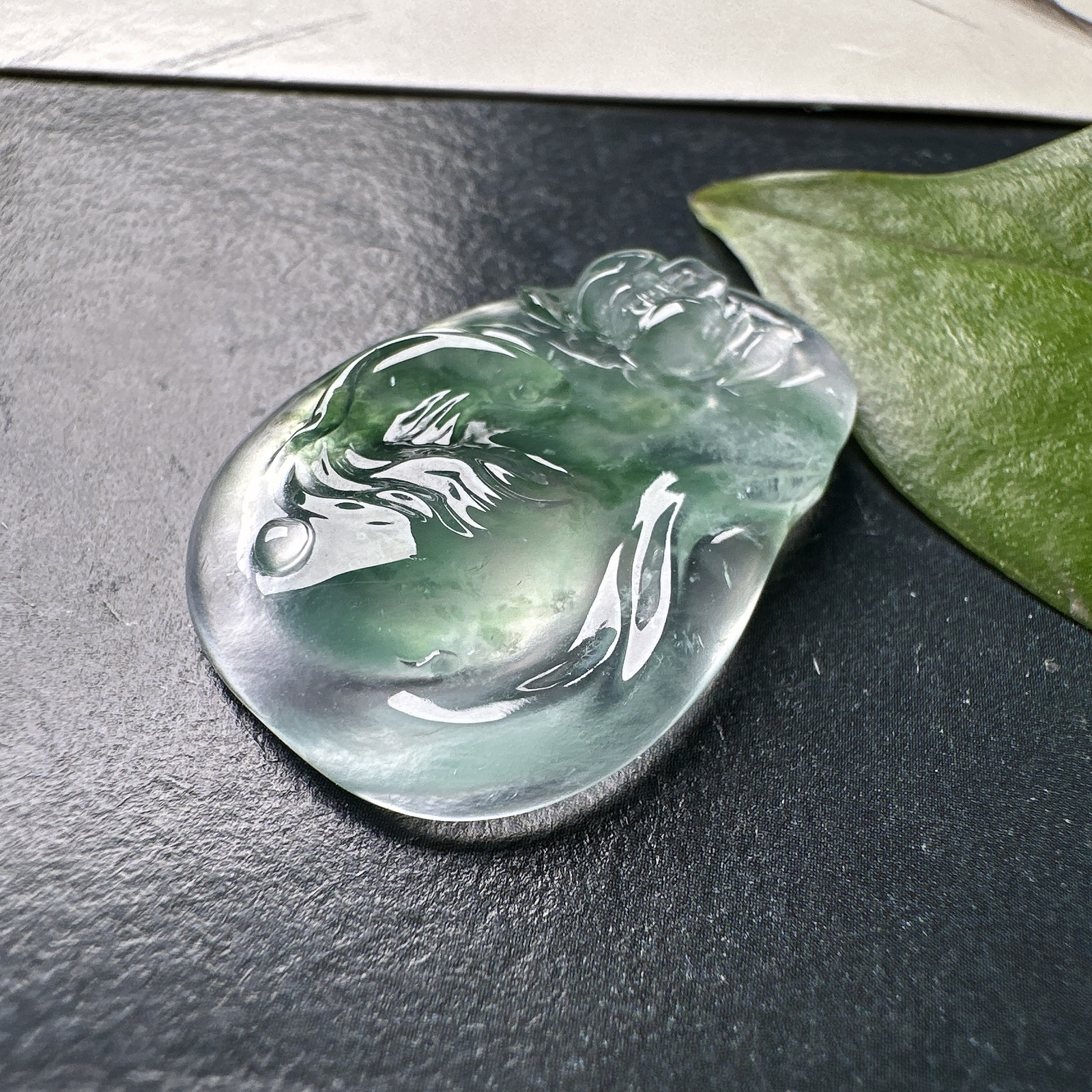 【玻璃种飘绿花鱼】年年有余，如鱼得水，力争上游。种水上乘，冰润通透，种老起强胶感强荧光，纯净清澈，冰感十足