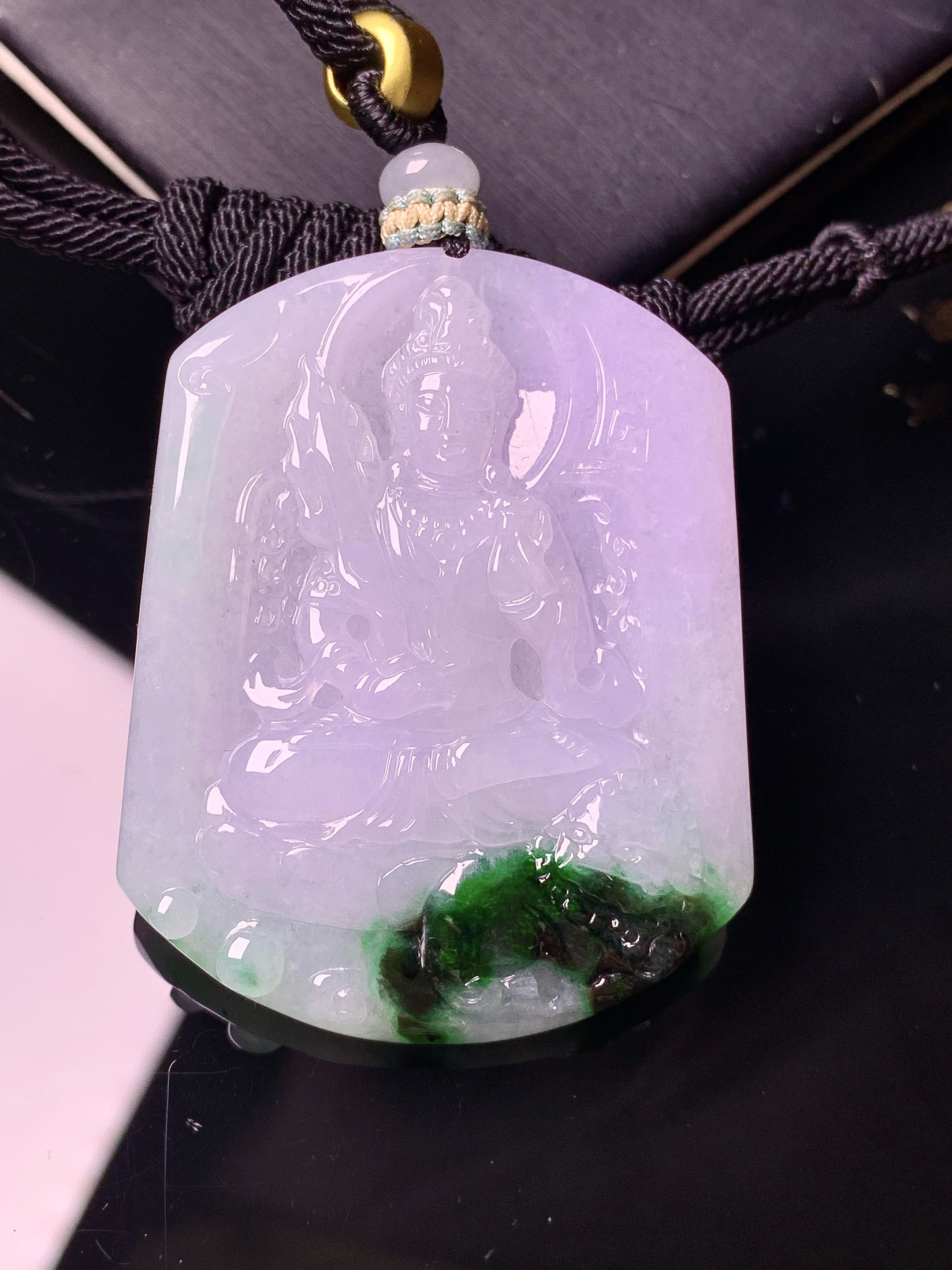 飘绿观音菩萨吊坠 玉质细腻 色泽艳丽清新 水润亮眼 整体尺寸47.2*37.5*5.6w 1