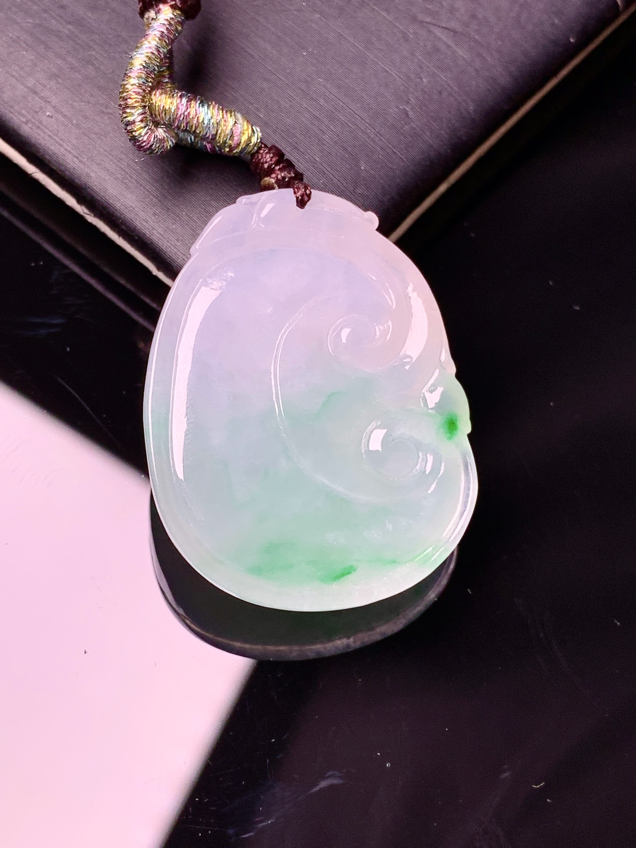 飘绿如意吊坠 玉质细腻 色泽艳丽清新 水润亮眼 整体尺寸32*25*6L2