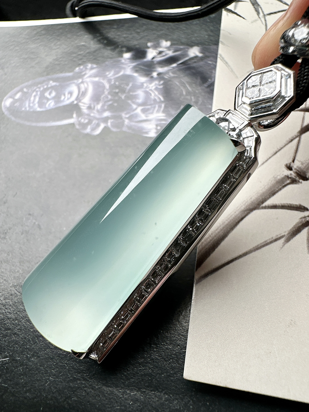 【冰种天空蓝无事柱】精品，种水上乘，通透闪亮，晶莹剔透。收藏品质18K金钻镶嵌，裸石尺寸43.6*20.2*9.8毫米