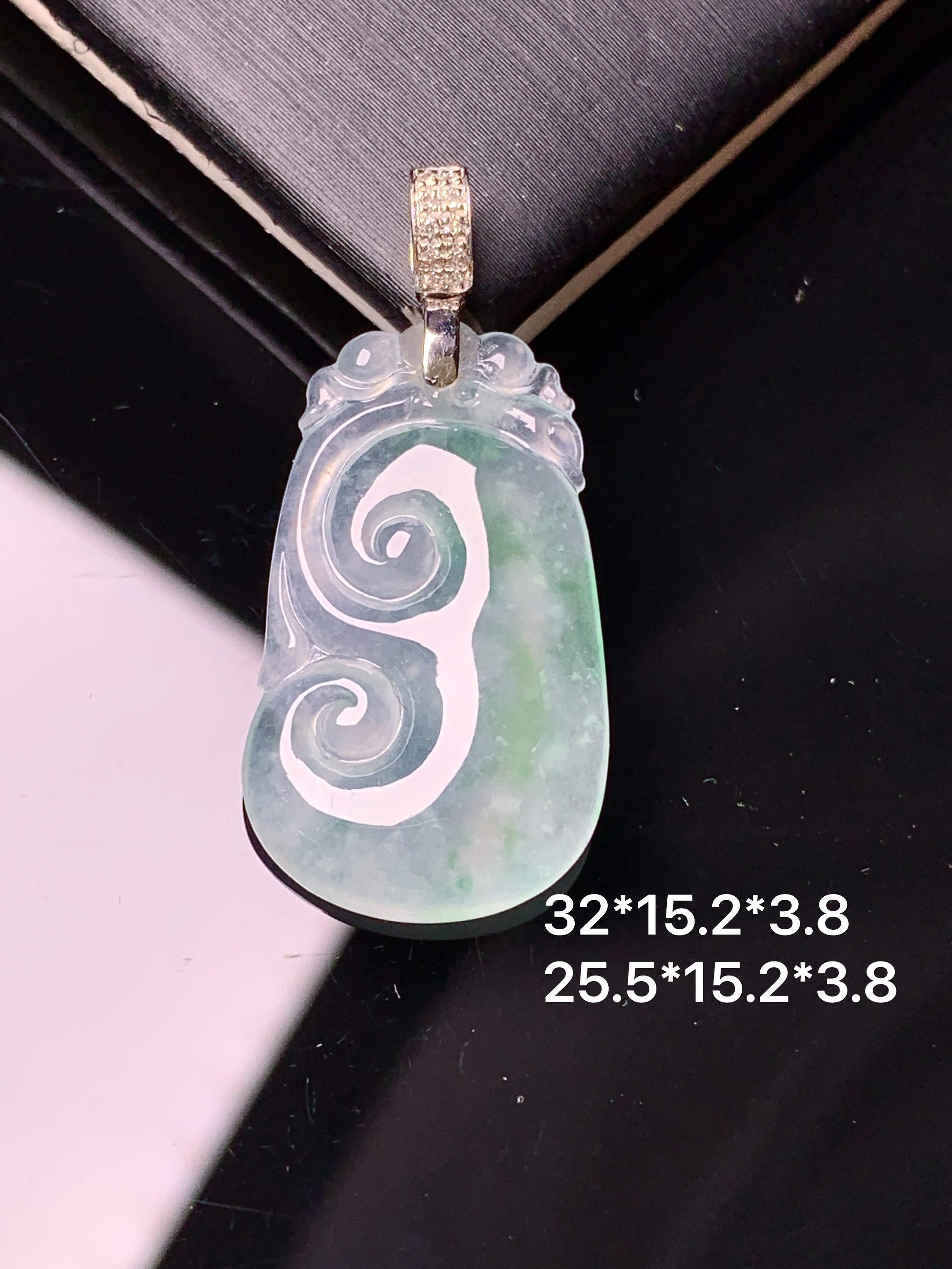 18k金钻镶嵌冰种如意吊坠 玉质细腻 色泽艳丽清新 水润亮眼 整体尺寸32*15.2*3.8g2