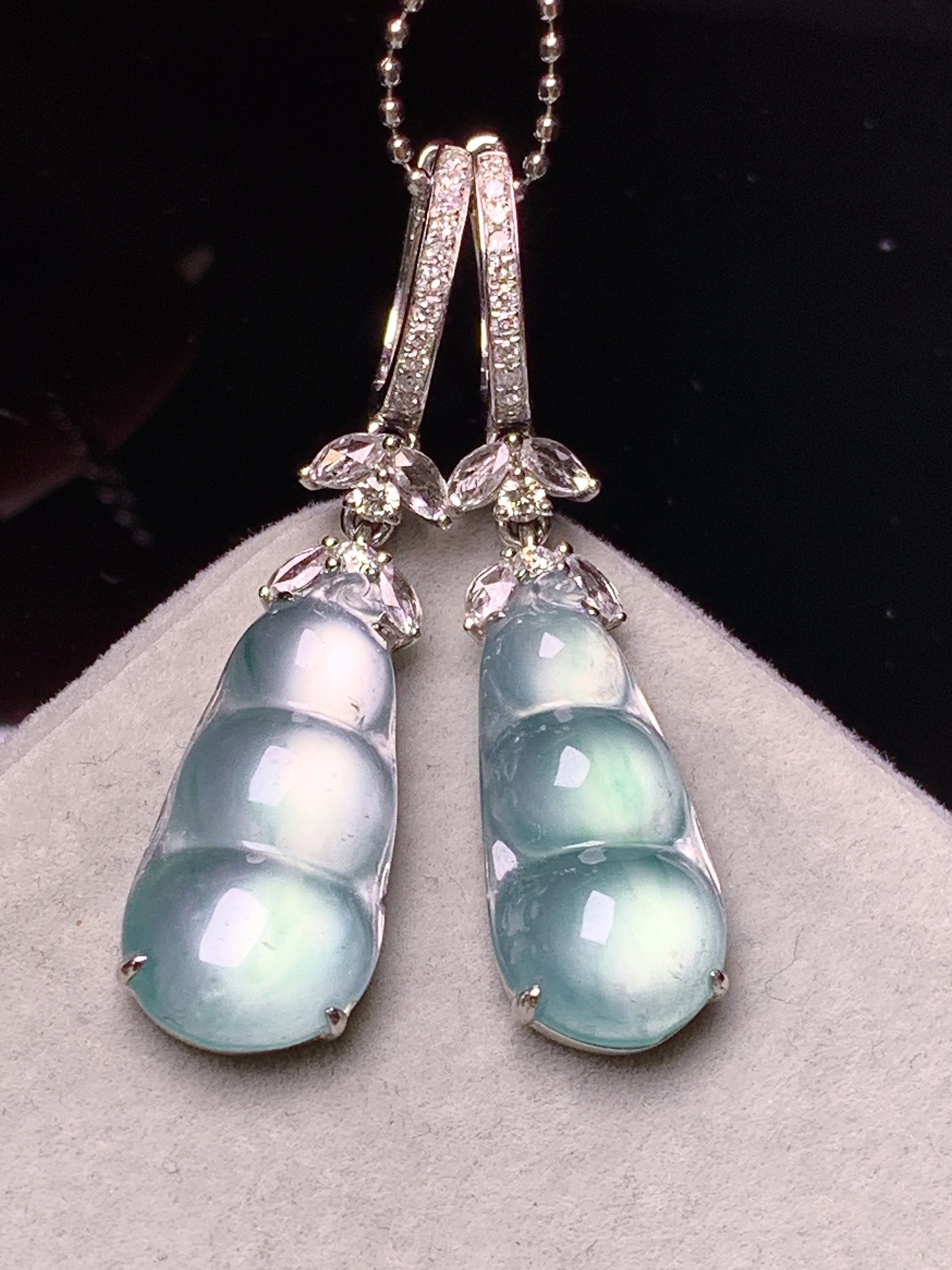 18k金钻镶嵌玻璃种四季豆耳坠 玉质细腻 色泽艳丽清新 水润亮眼 整体尺寸41.3*10.3*4.6