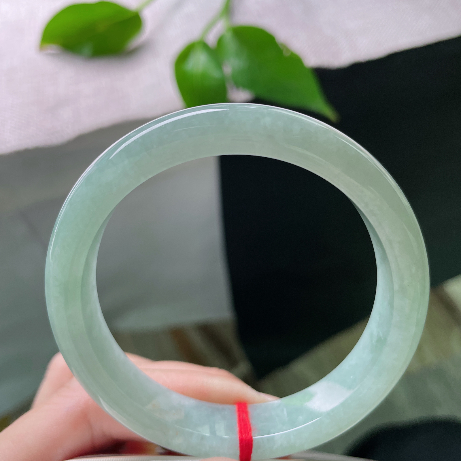 尺寸：56.6/12.3/7.6，绿底正圈，水润，种老，上手显气质，不失优雅，晶体。